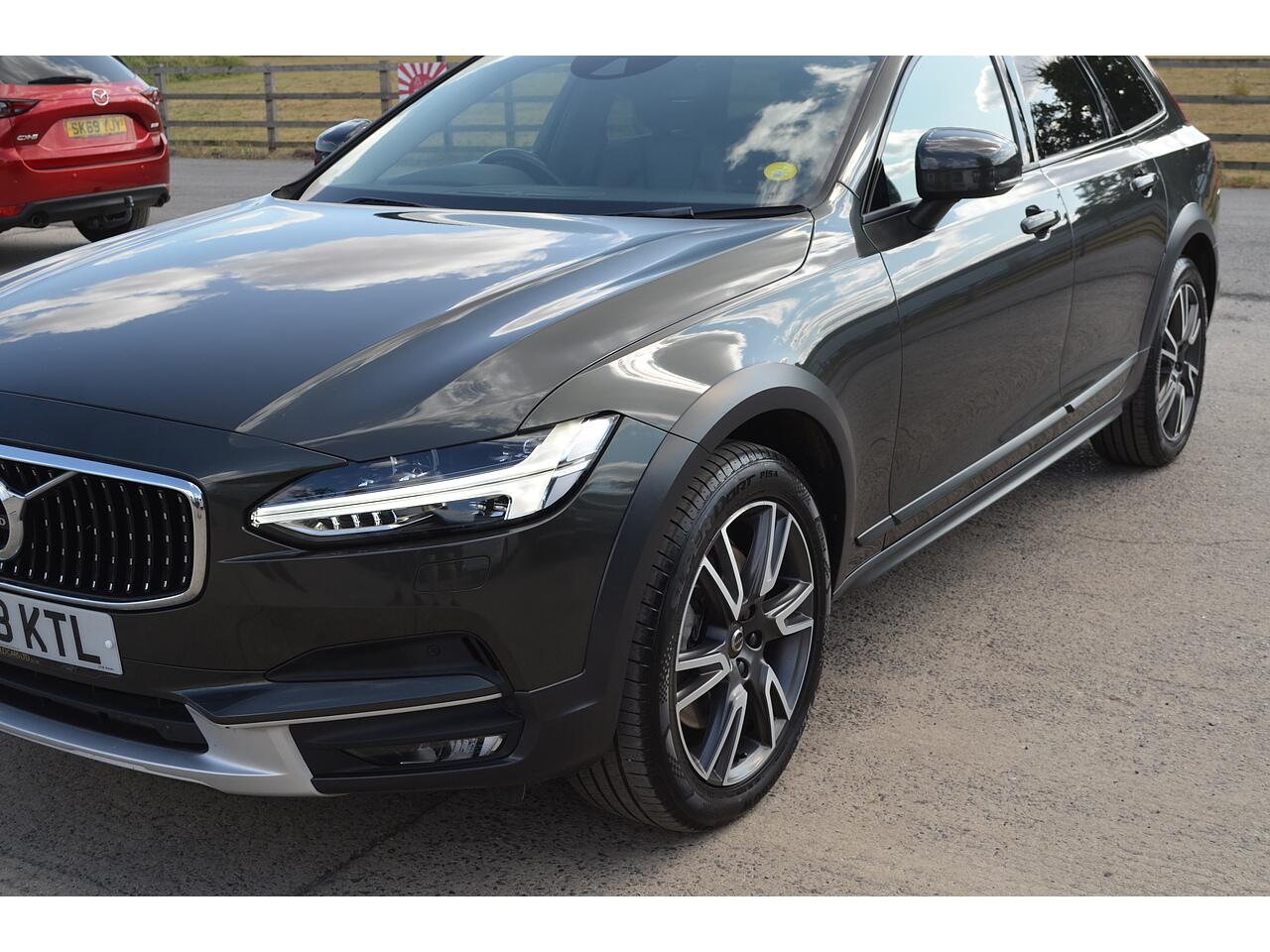 Volvo V90 Cross Country view 44