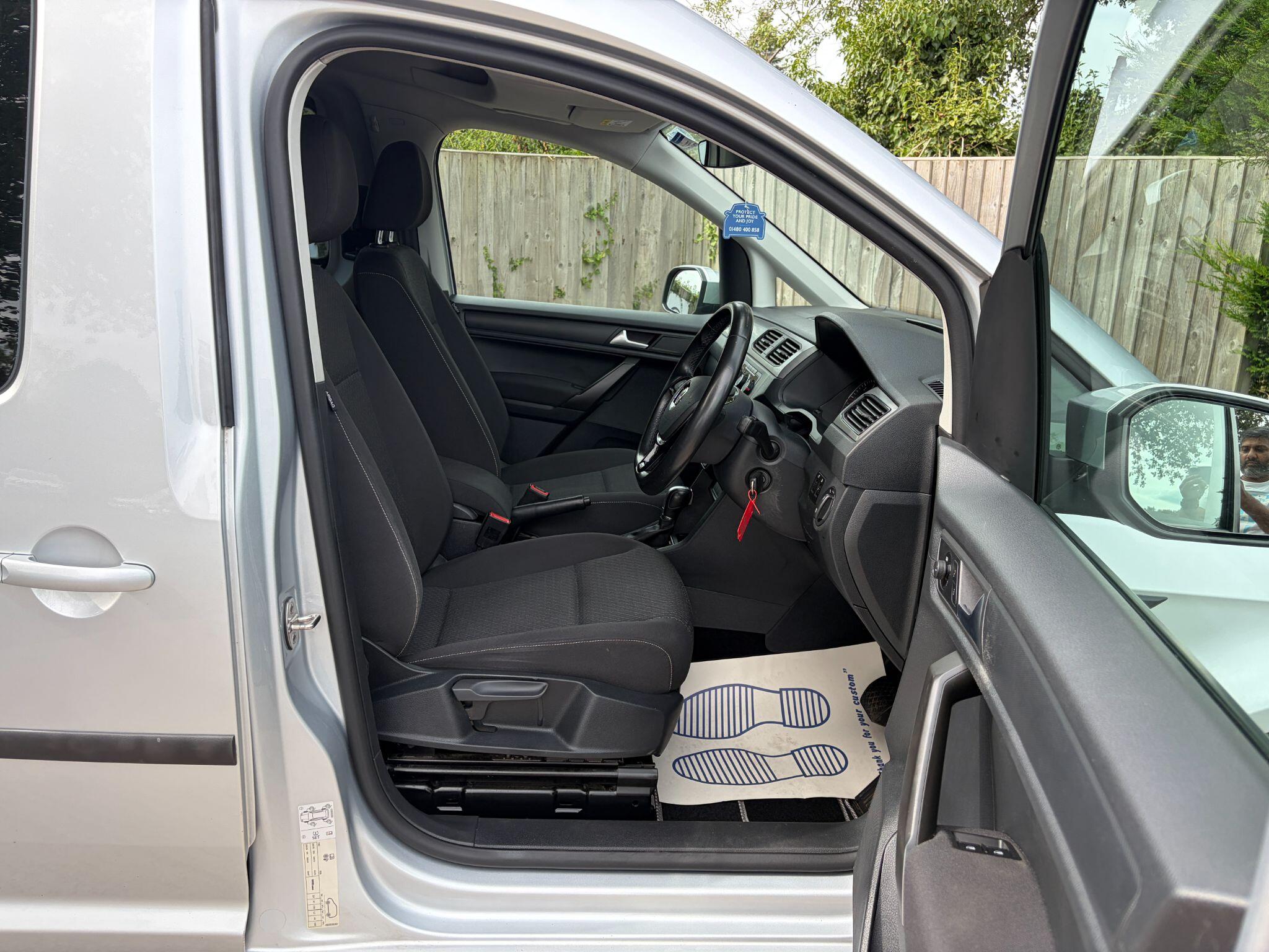 Volkswagen Caddy Maxi Life view 12