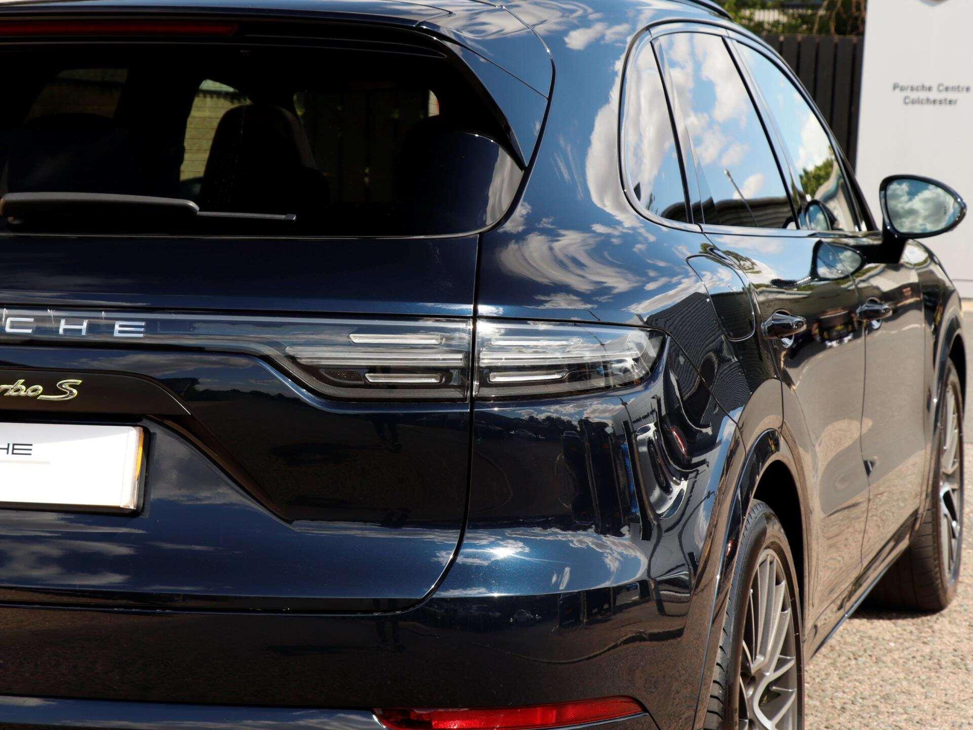 Porsche Cayenne view 31