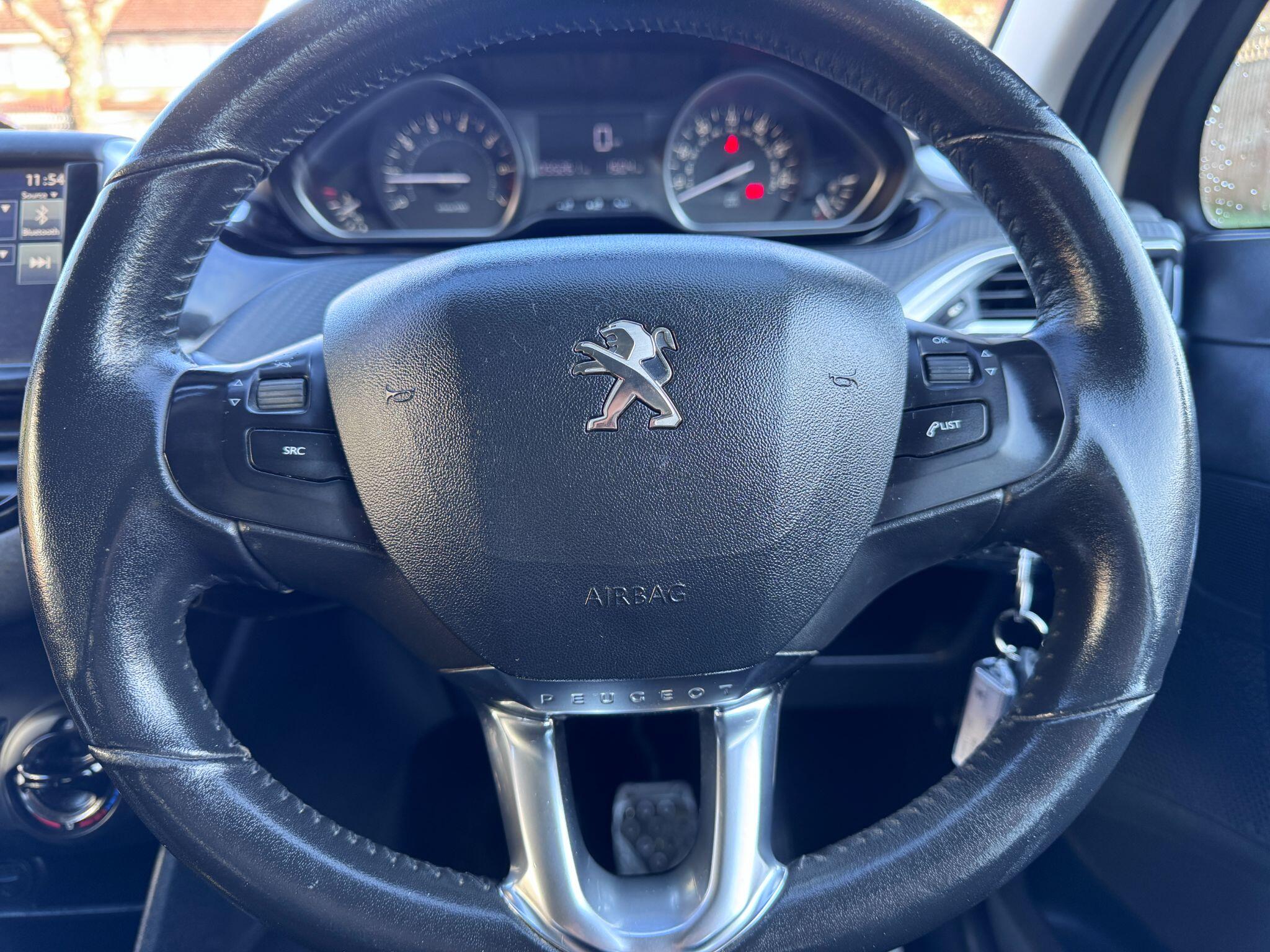 2016 Peugeot 208 image 40