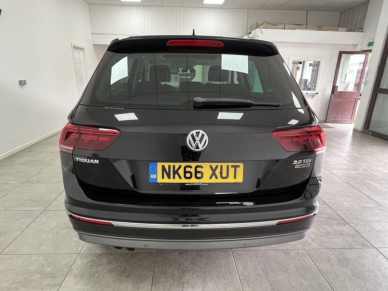 Volkswagen Tiguan view 4