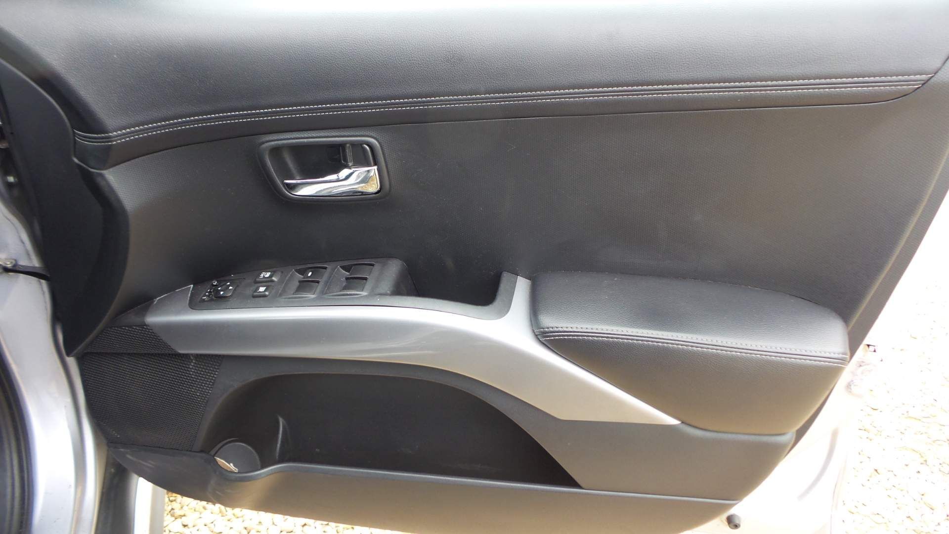 Mitsubishi Outlander view 16