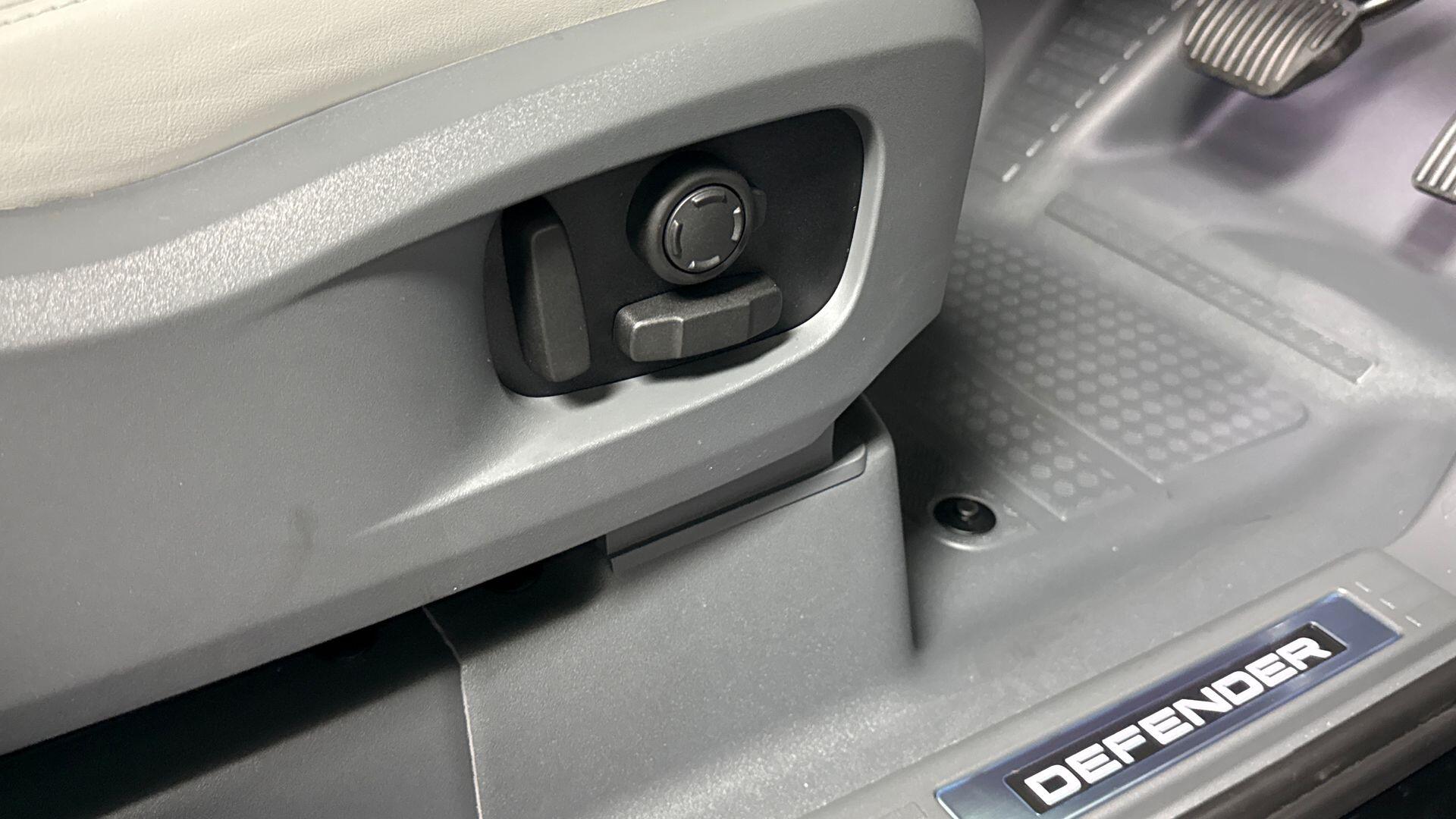 Land Rover Defender view 30