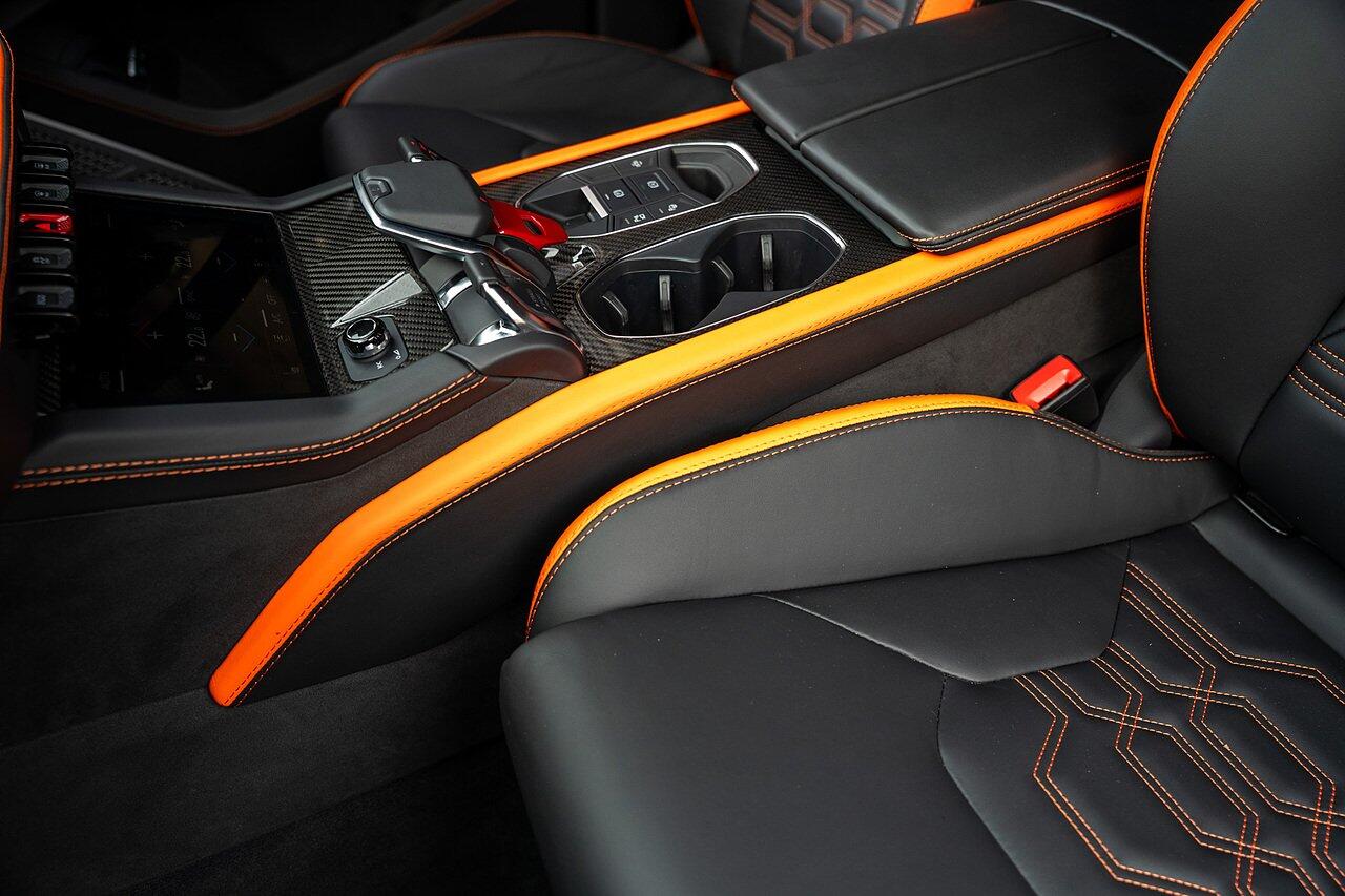 Lamborghini Urus view 77