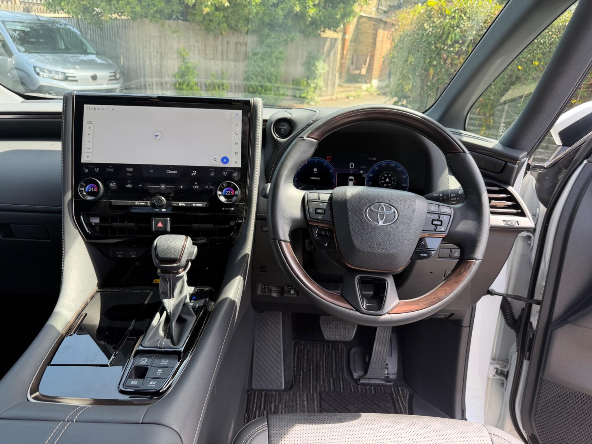 Toyota Alphard view 4
