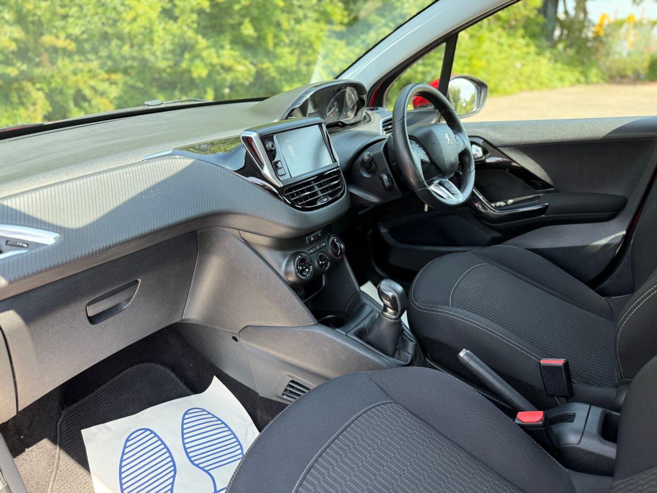 Peugeot 208 view 11