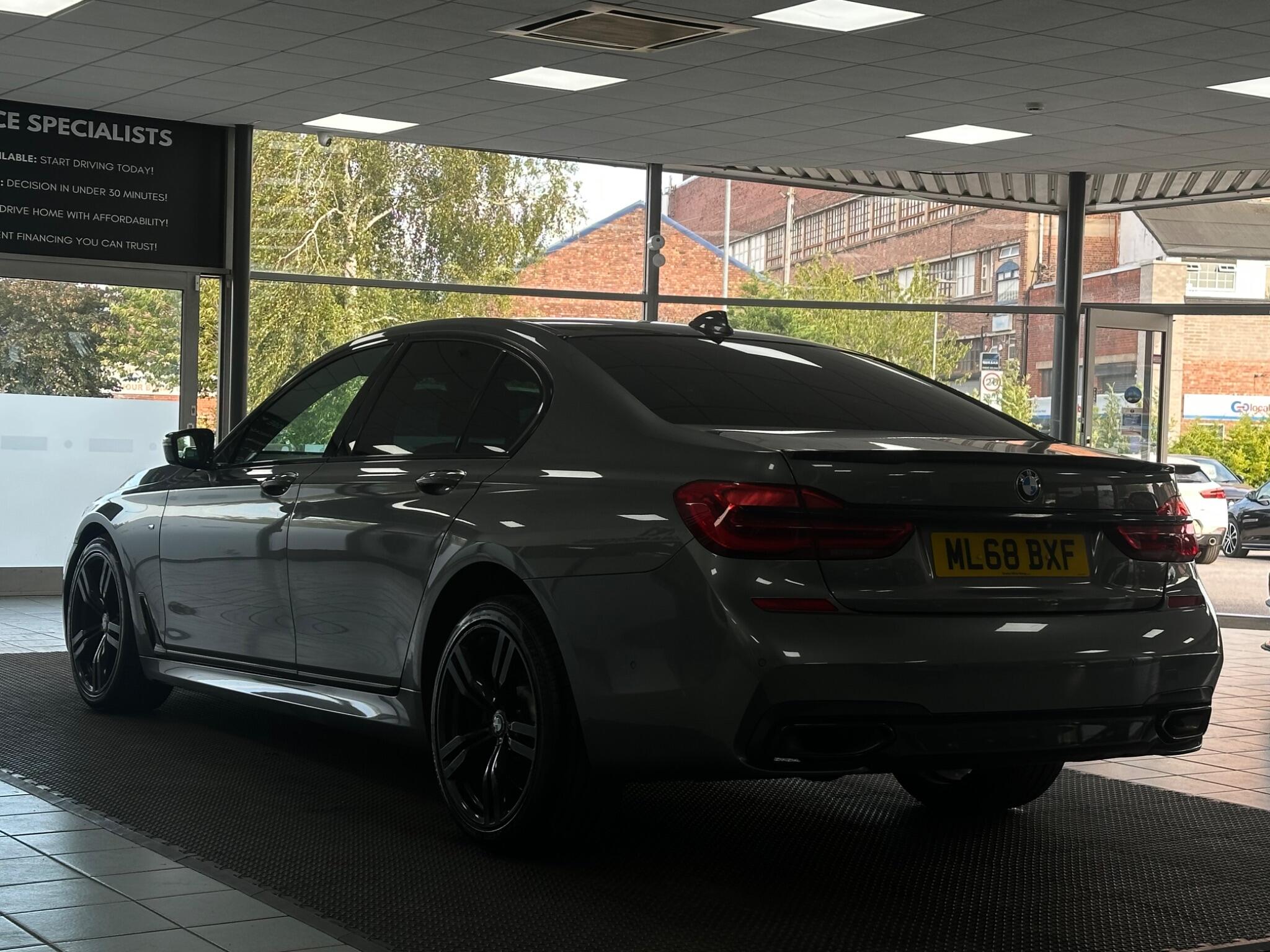 BMW 7 Series view 9