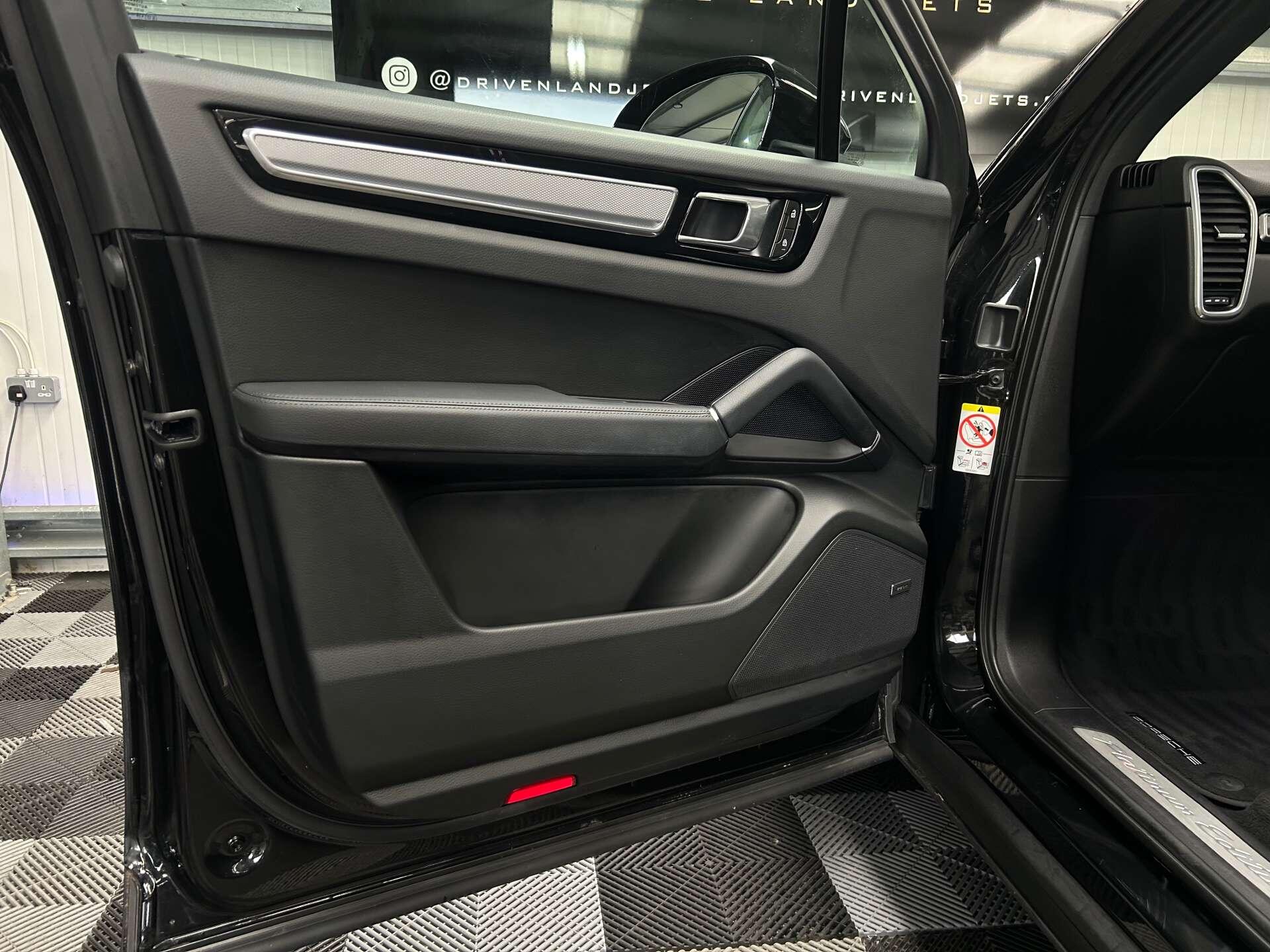 Porsche Cayenne view 38