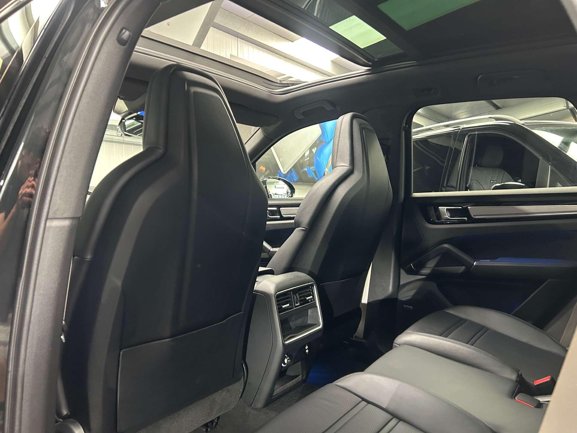 Porsche Cayenne view 37