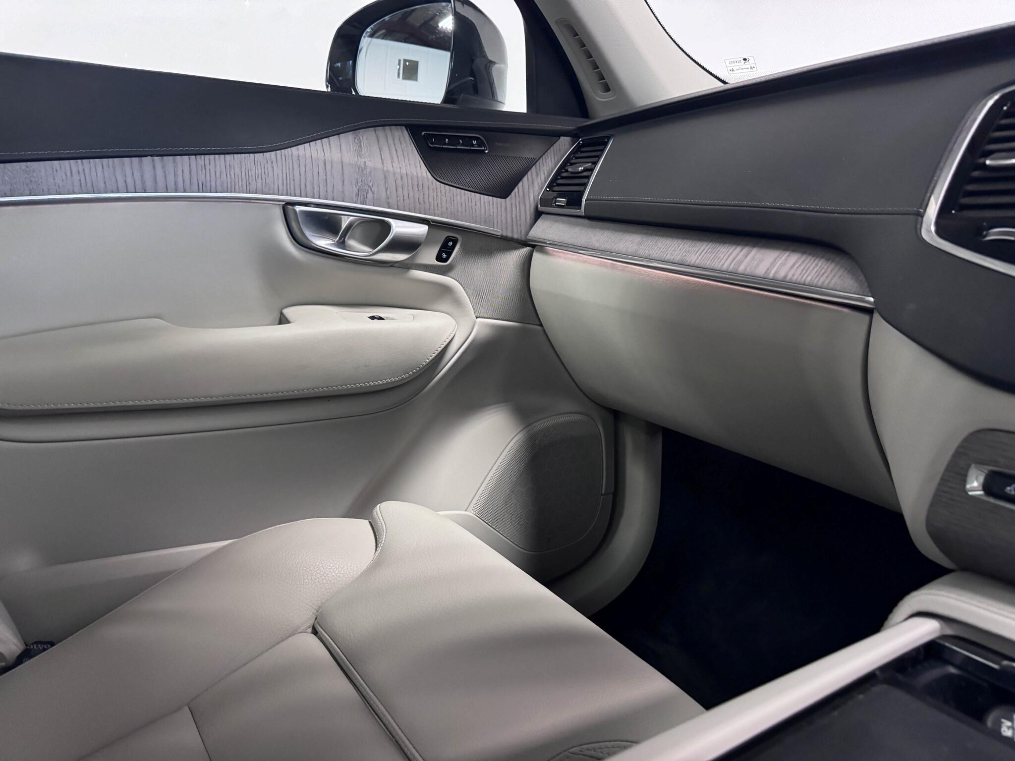 Volvo XC90 view 40