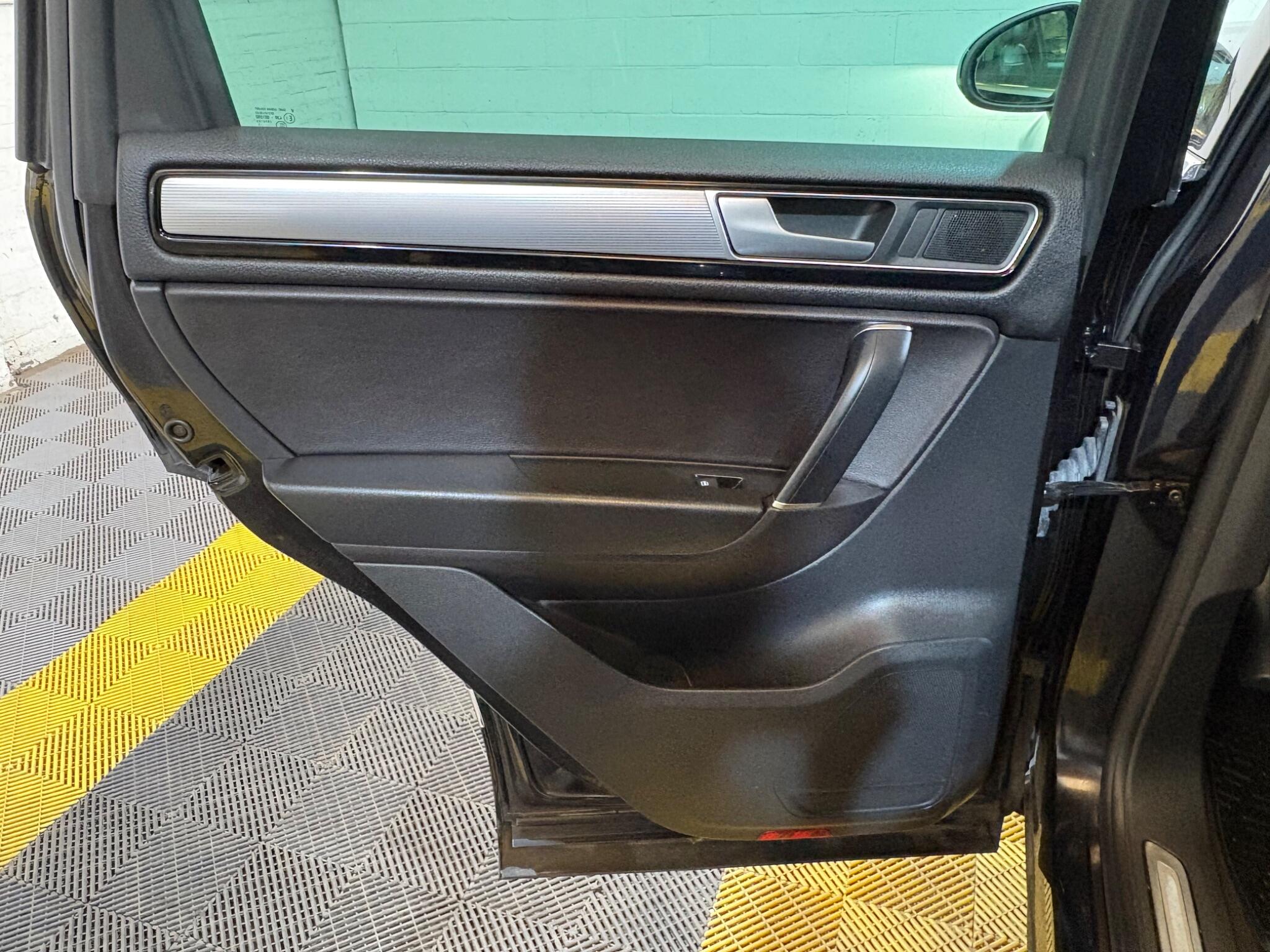Volkswagen Touareg view 23