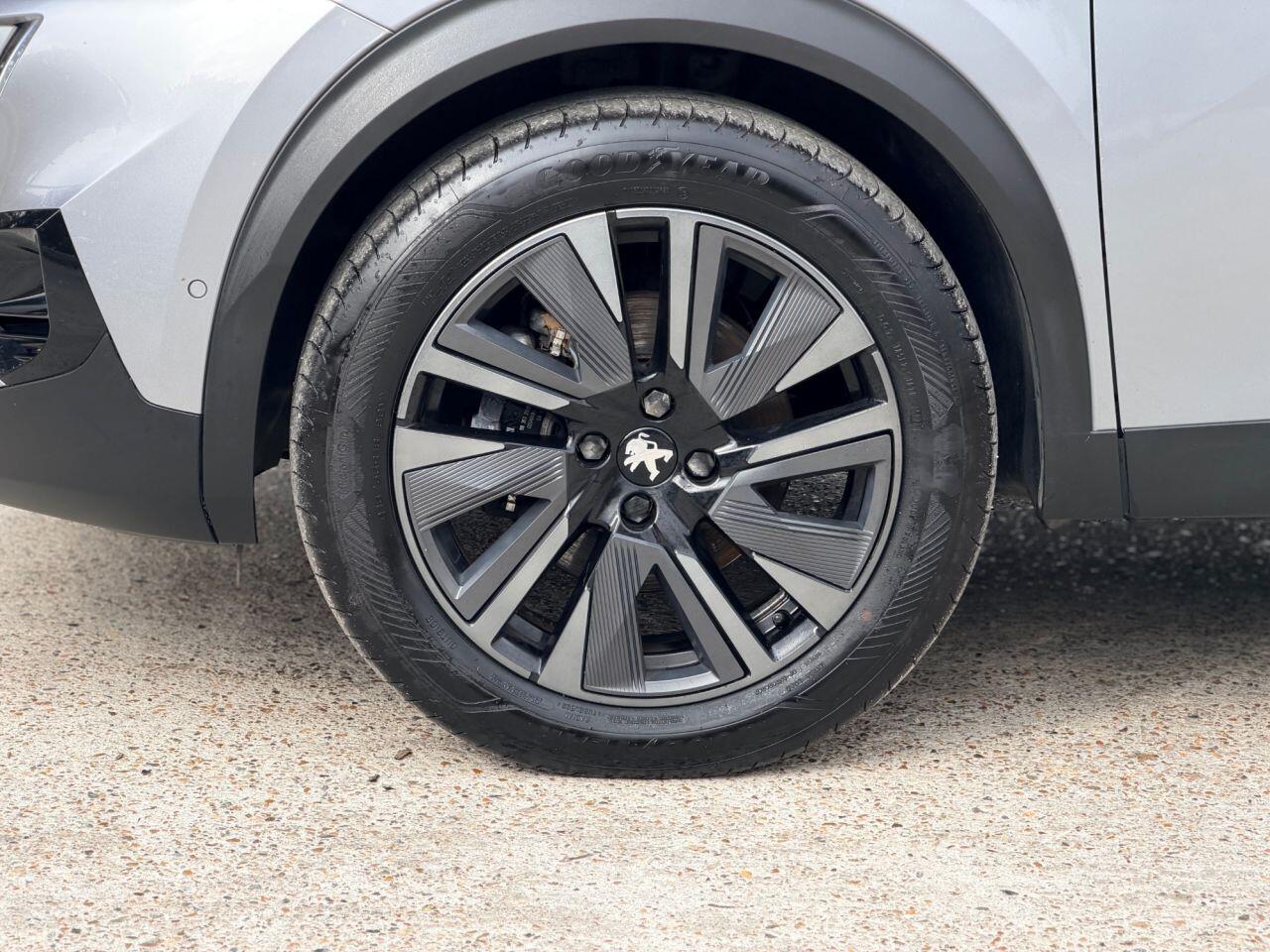 Peugeot E-2008 view 12
