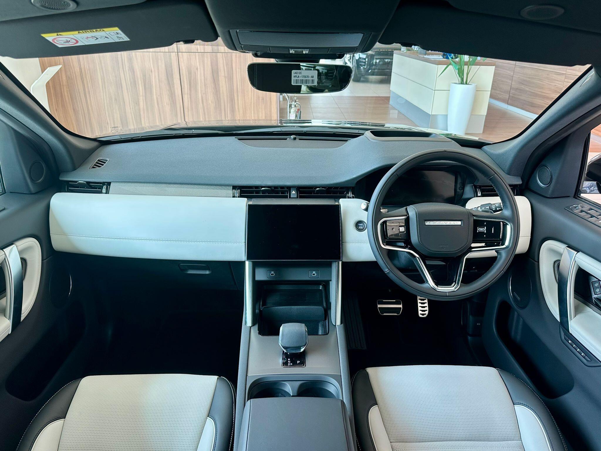 Land Rover Discovery Sport view 5