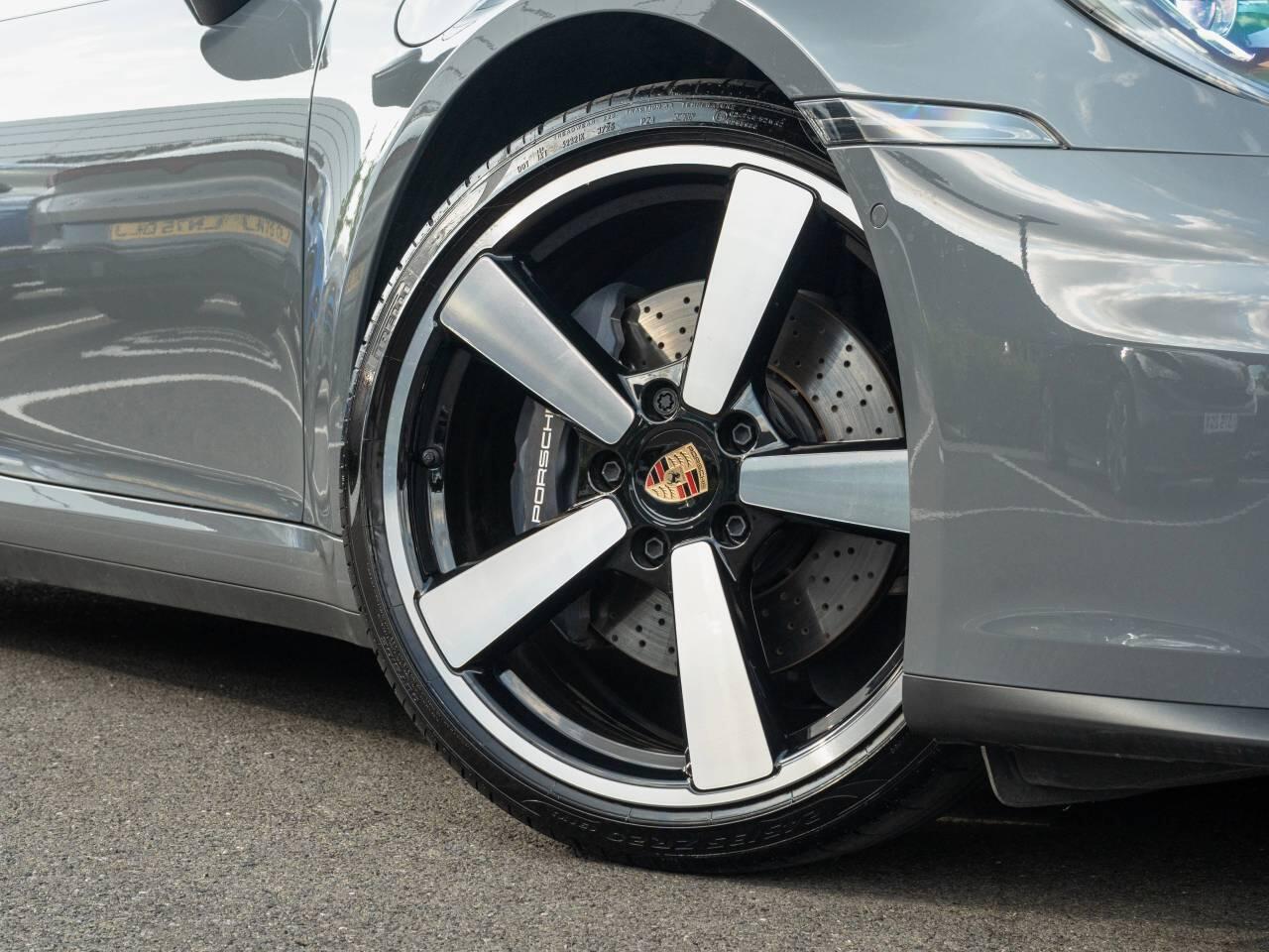 Porsche 911 view 38