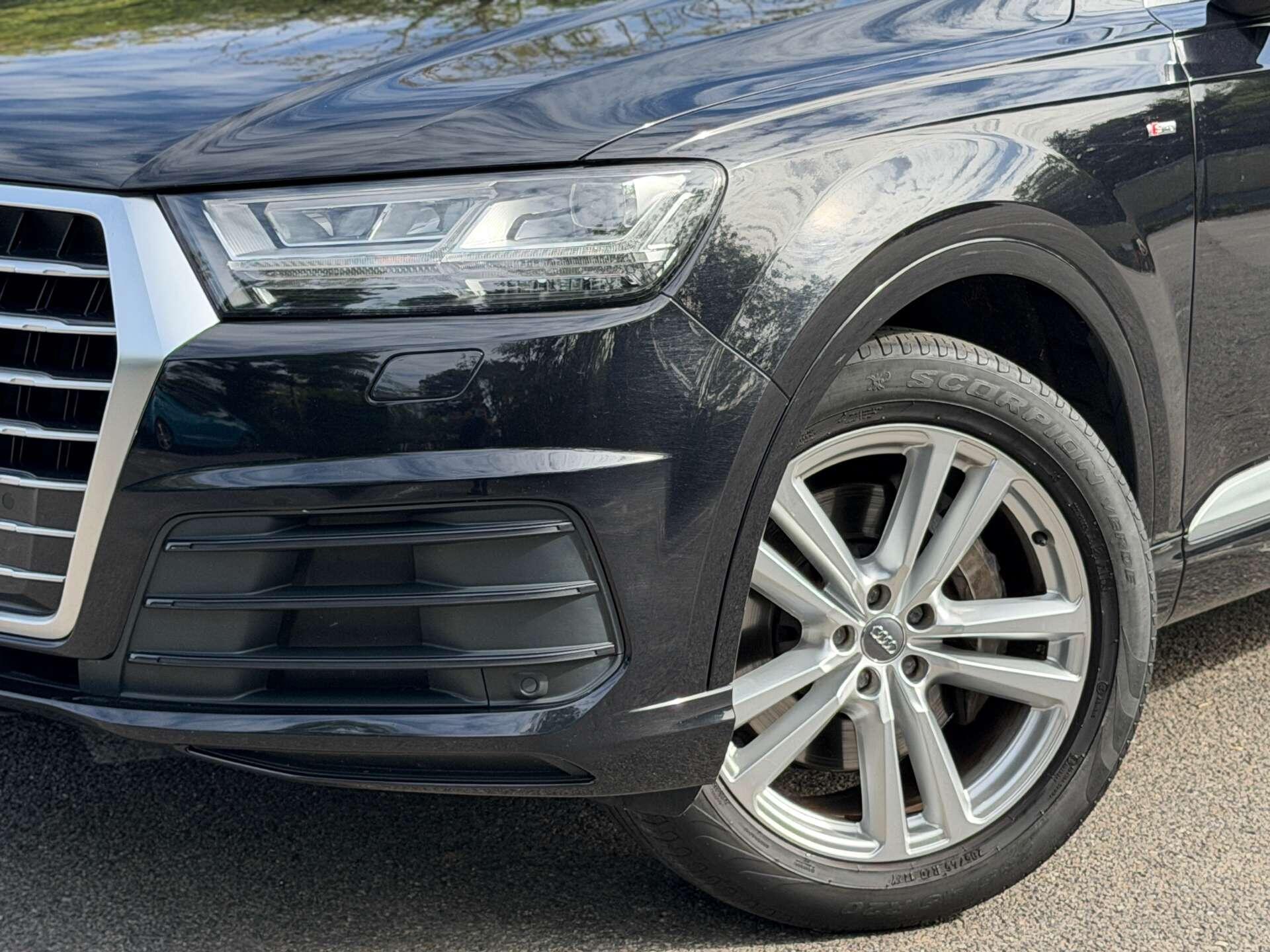 Audi Q7 view 11