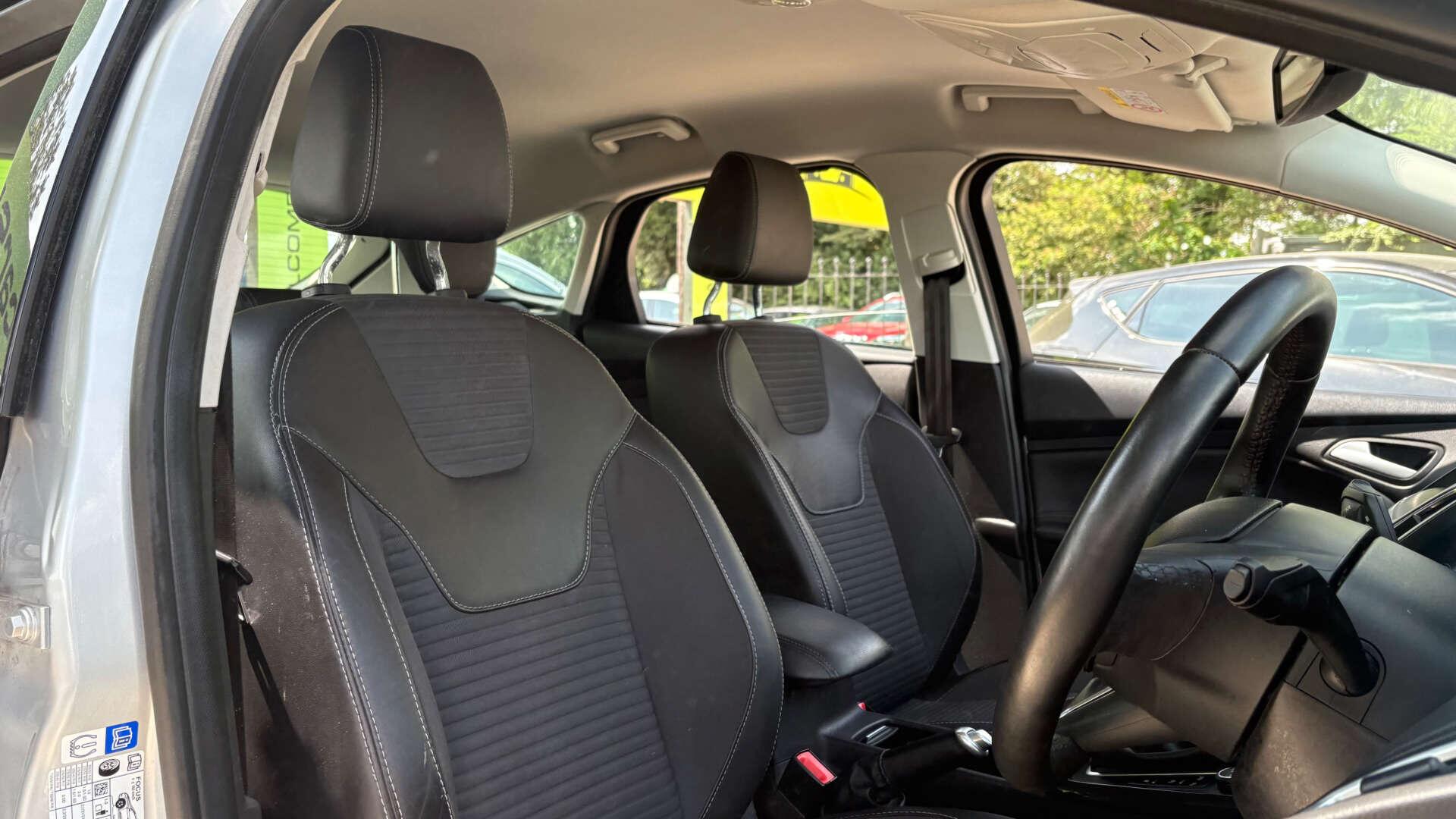 Ford Focus view 8