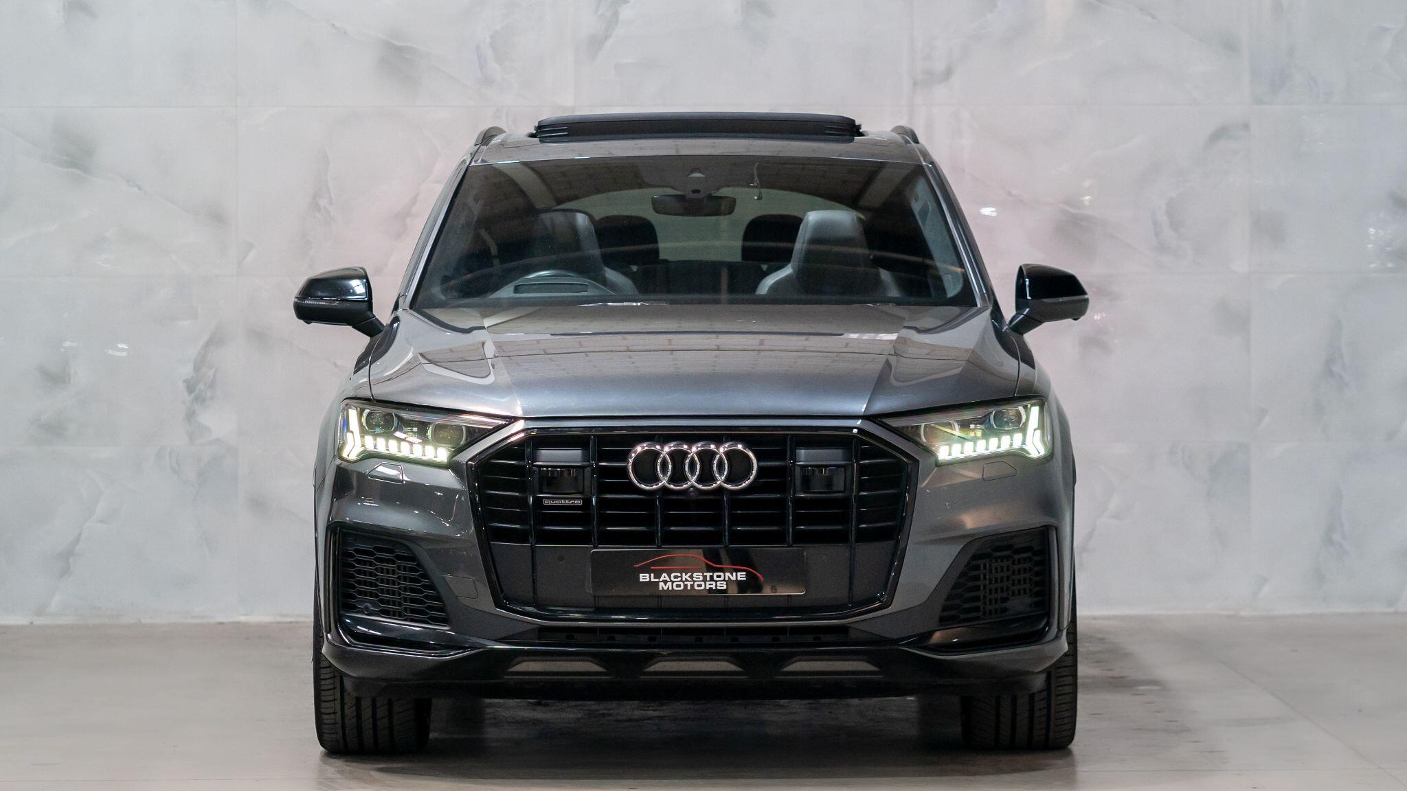 Audi Q7 view 4