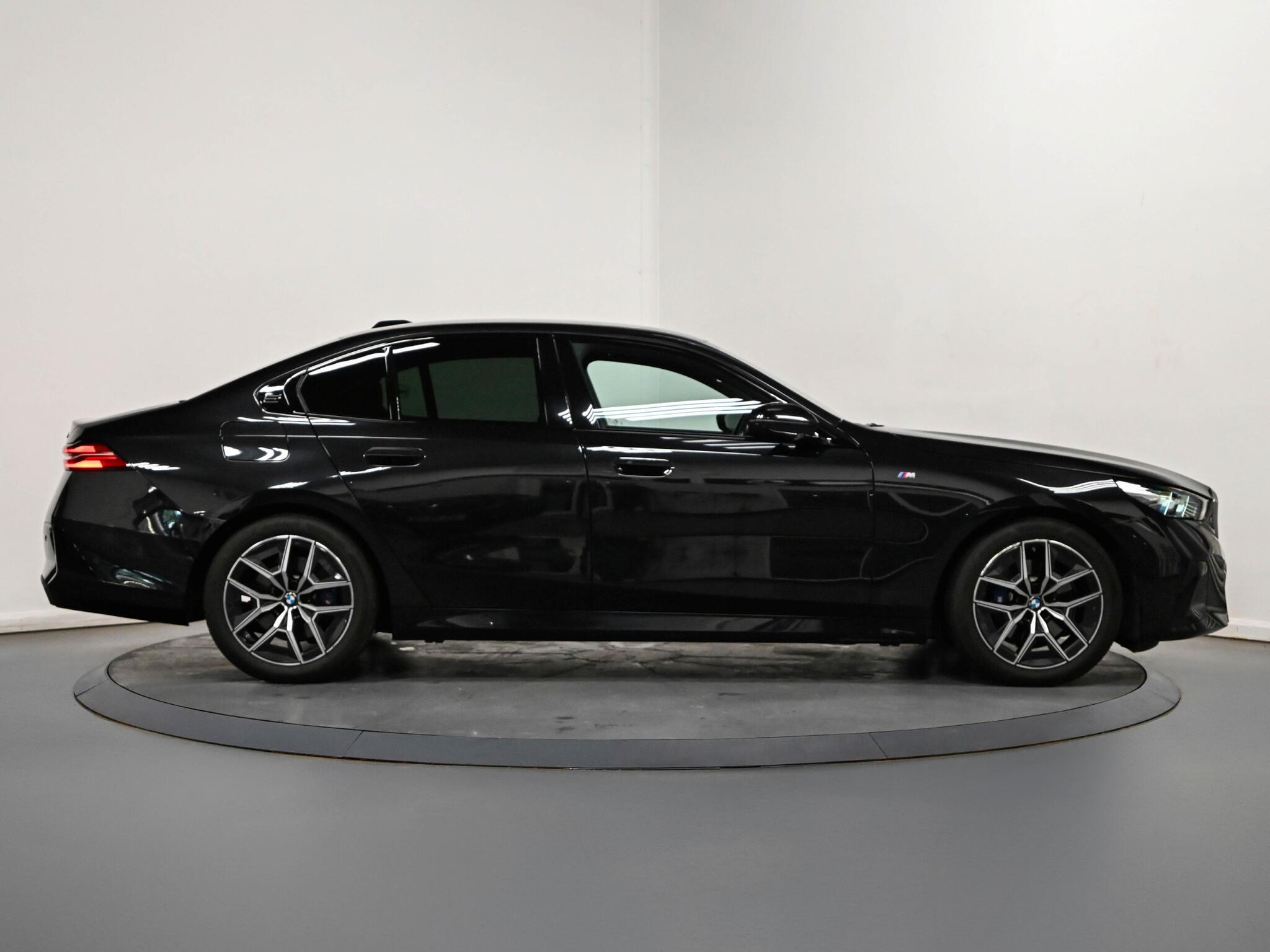 BMW 5 Series view 26