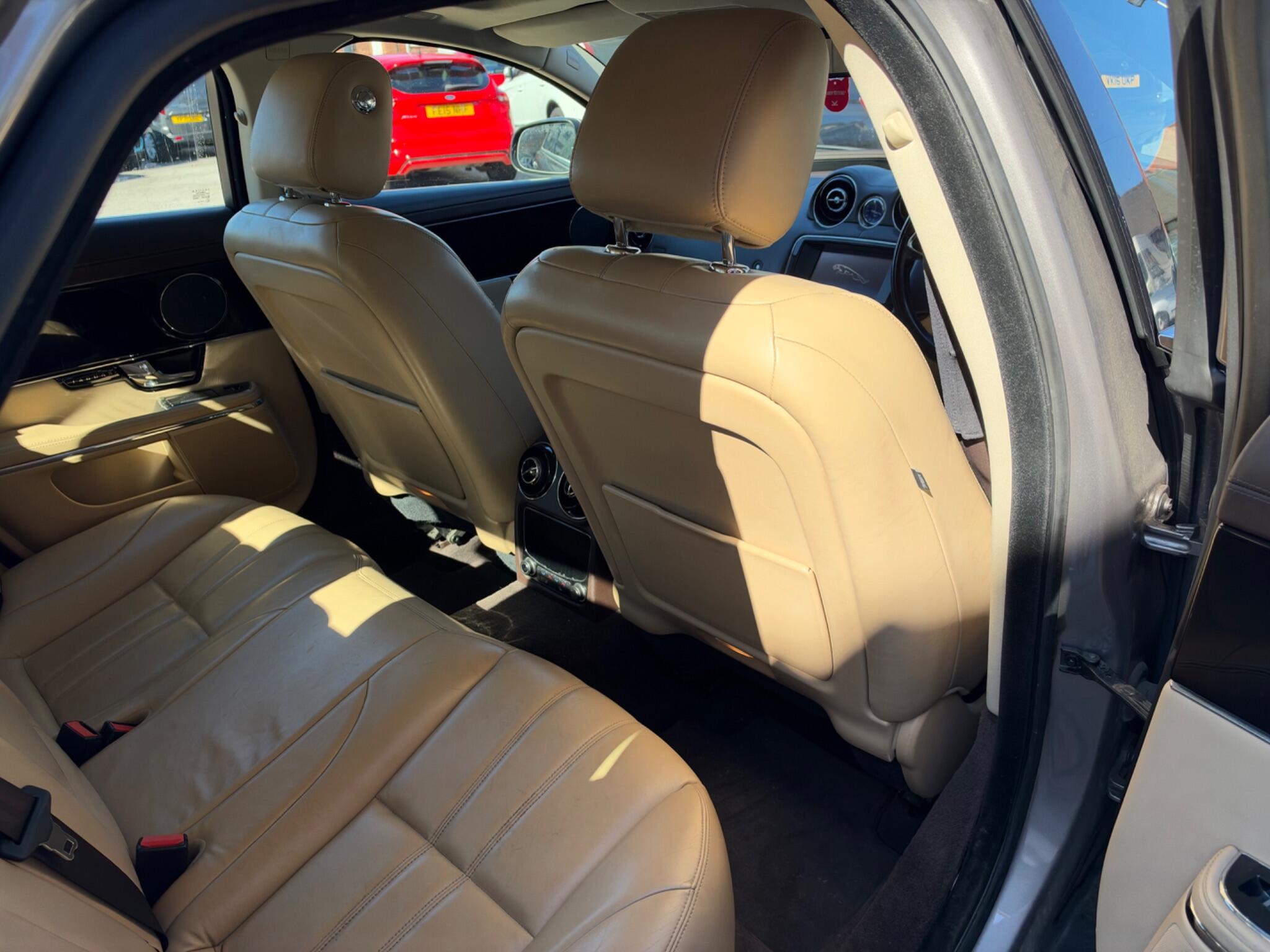 Jaguar XJ view 17