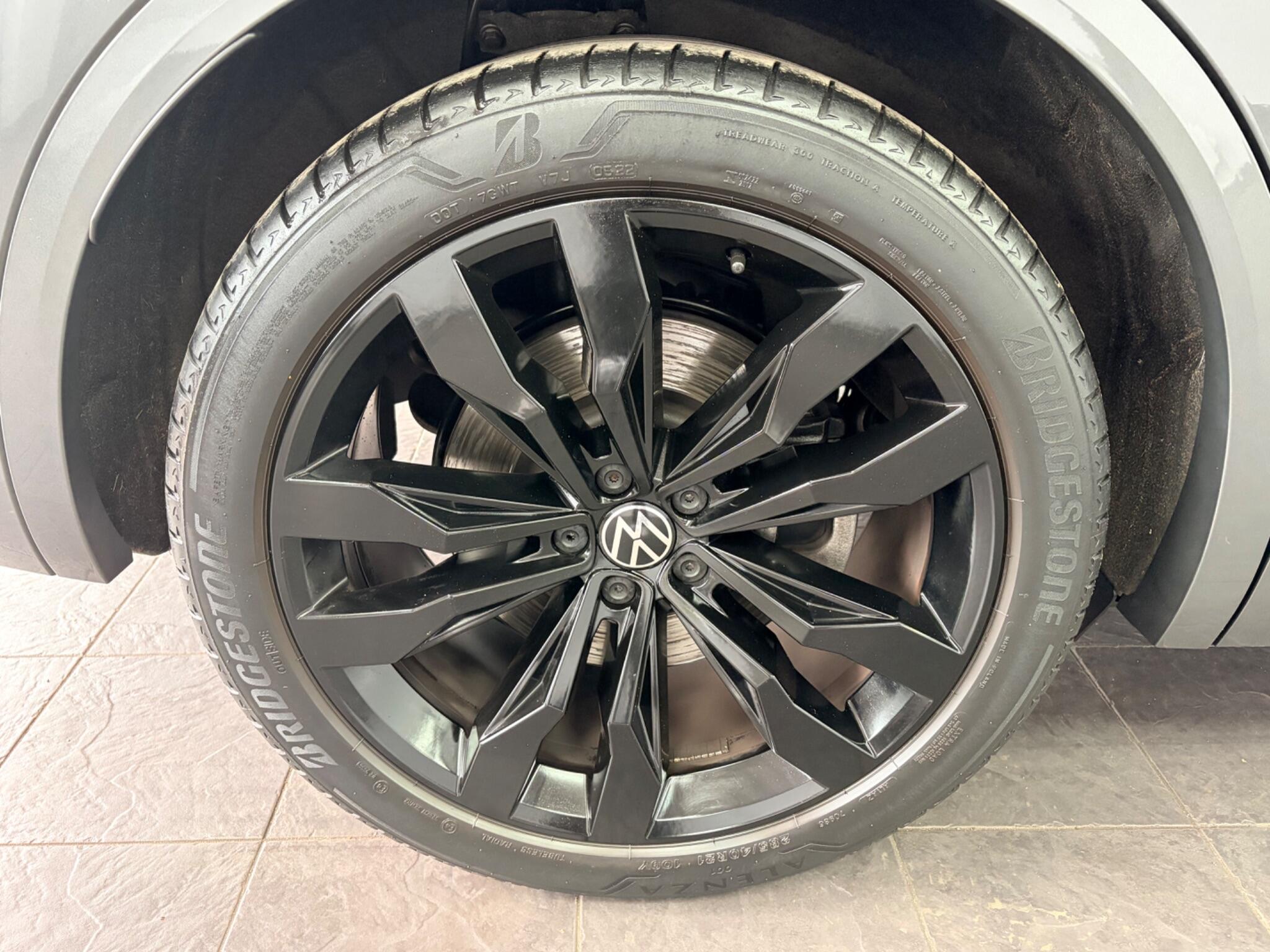 Volkswagen Touareg view 20