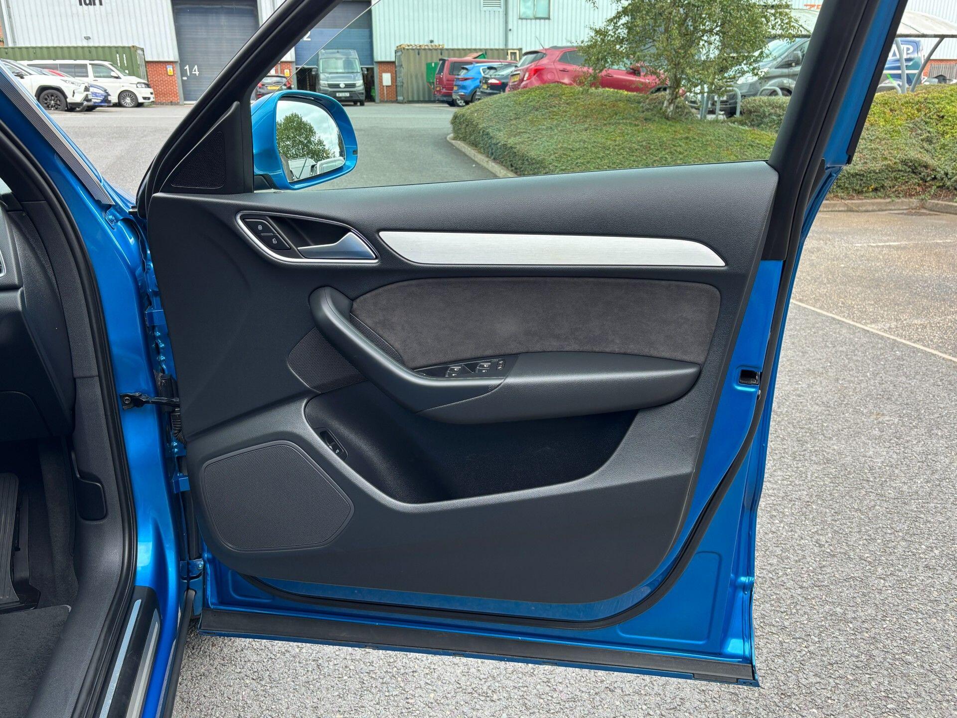 Audi Q3 view 29