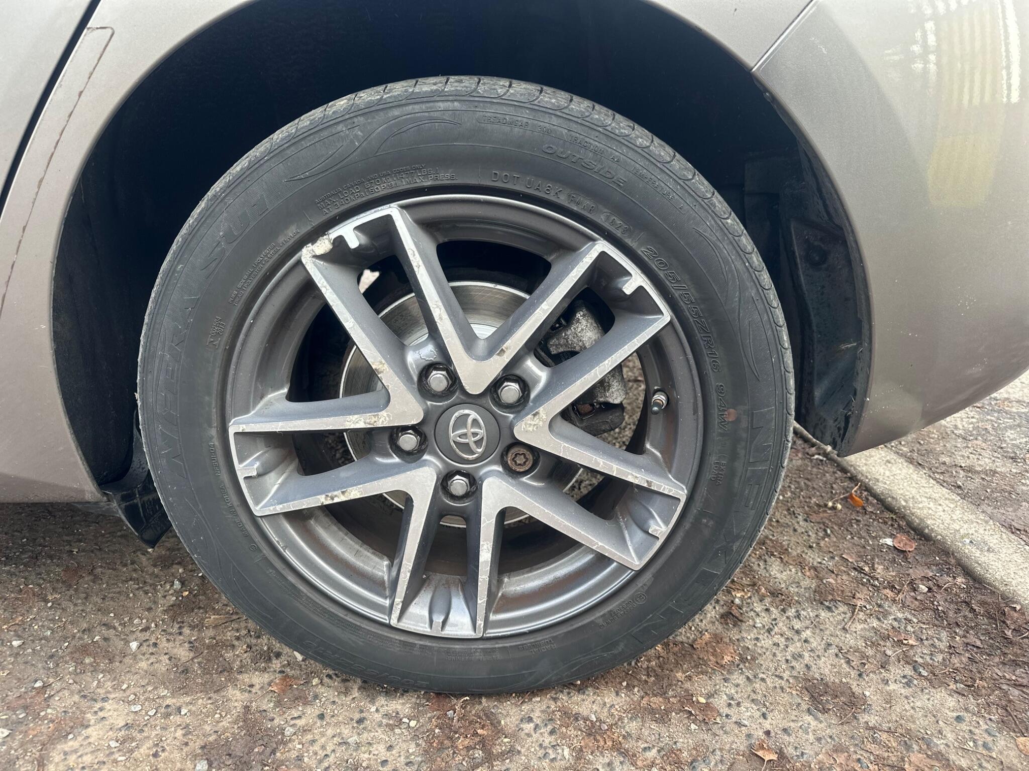 2014 Toyota Auris image 32