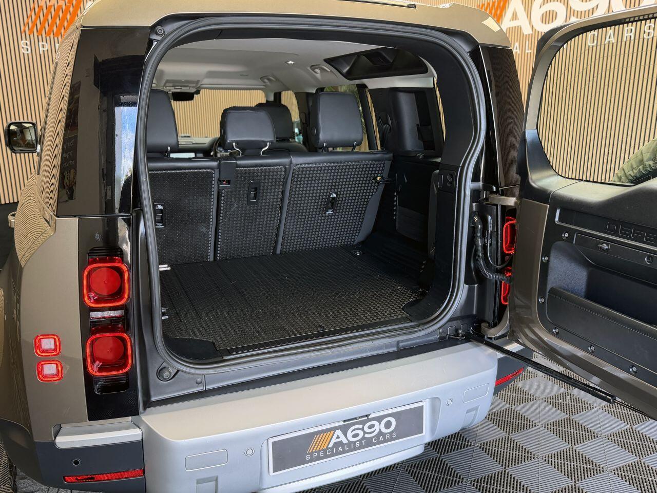 Land Rover Defender 110 view 15
