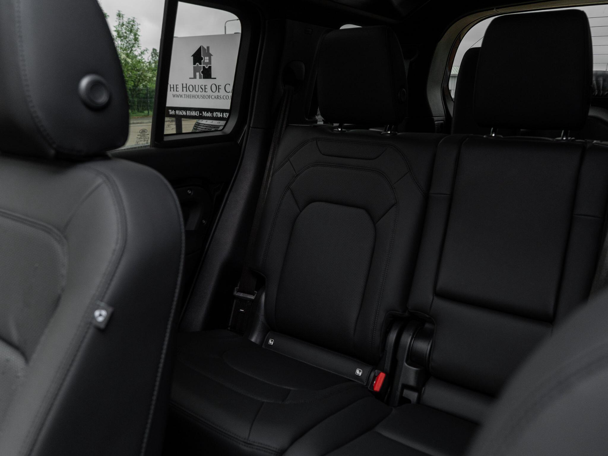Land Rover Defender 110 view 46
