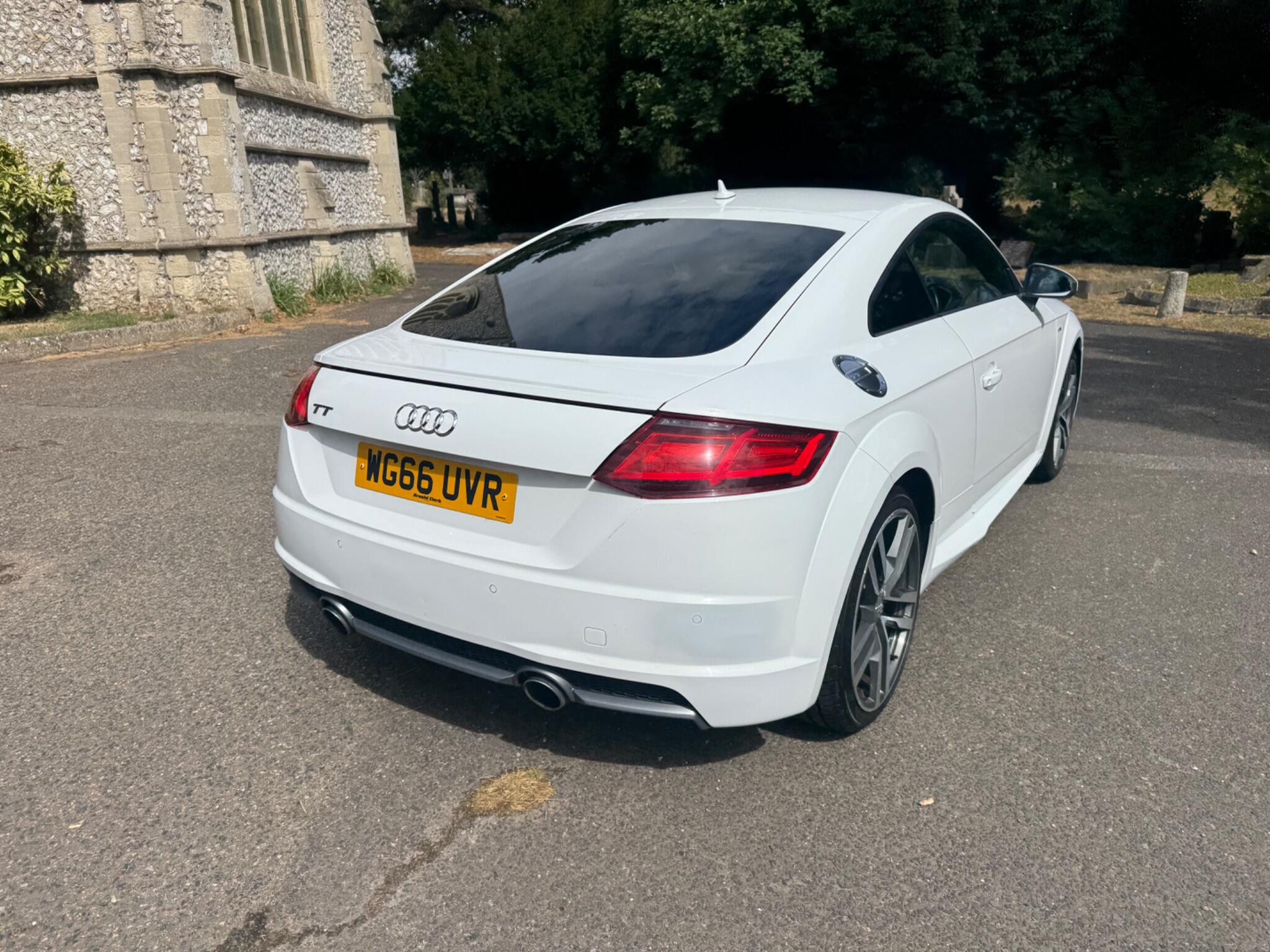 Audi TT view 22