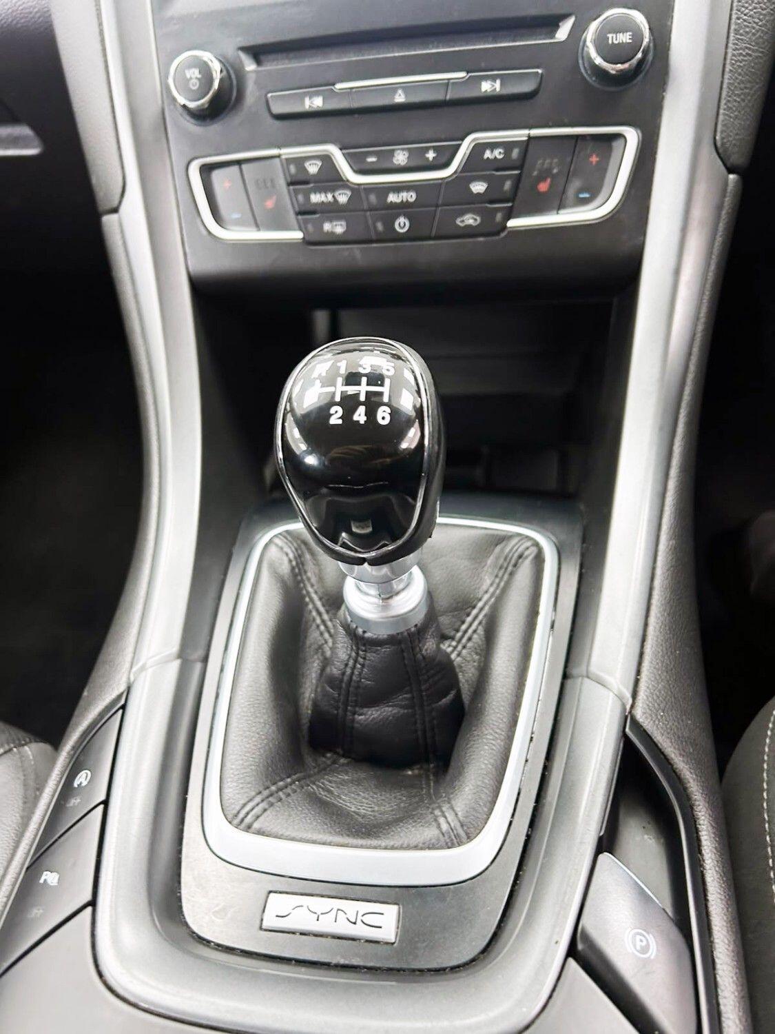 Ford Mondeo view 19