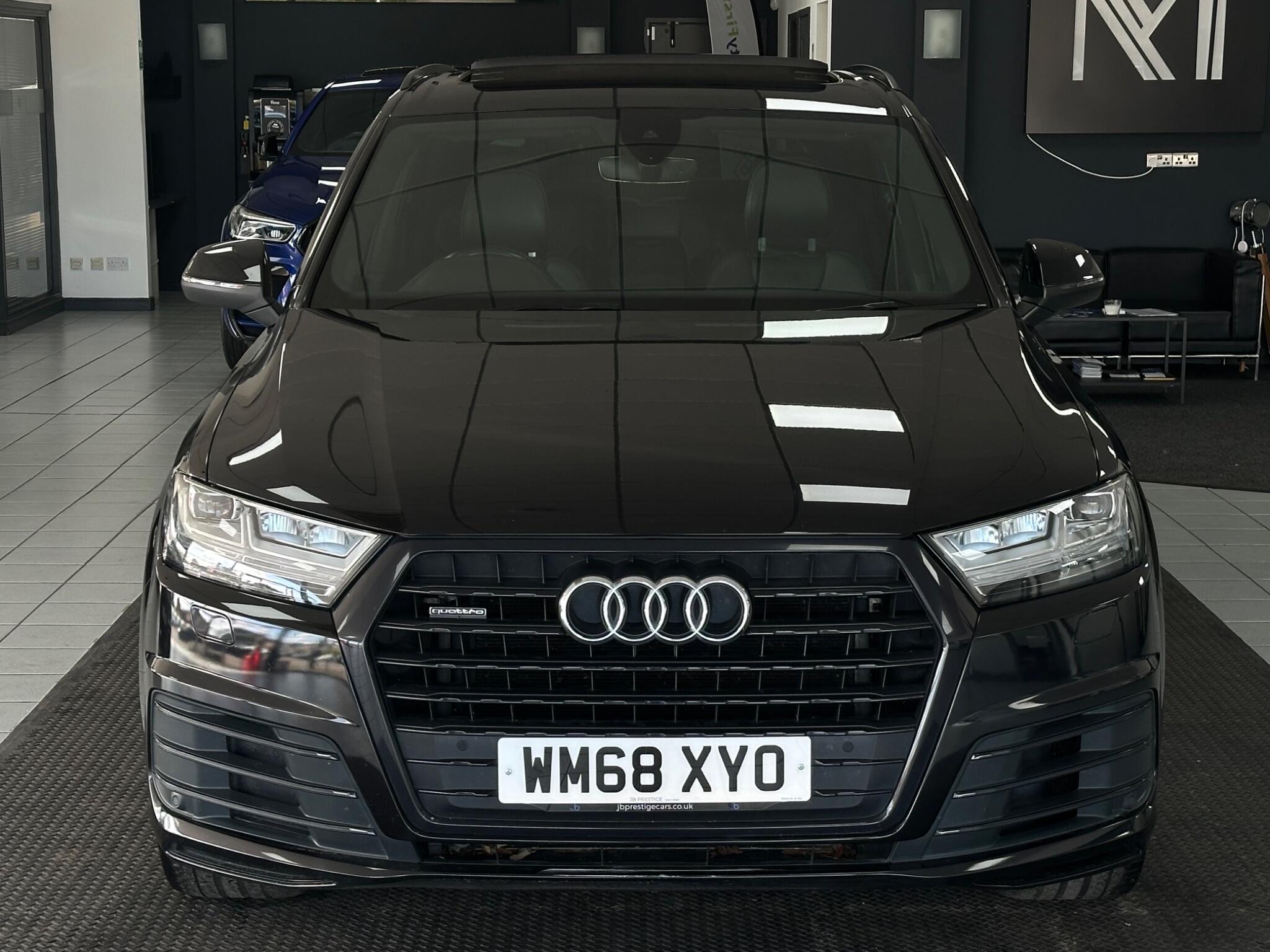 Audi Q7 view 5