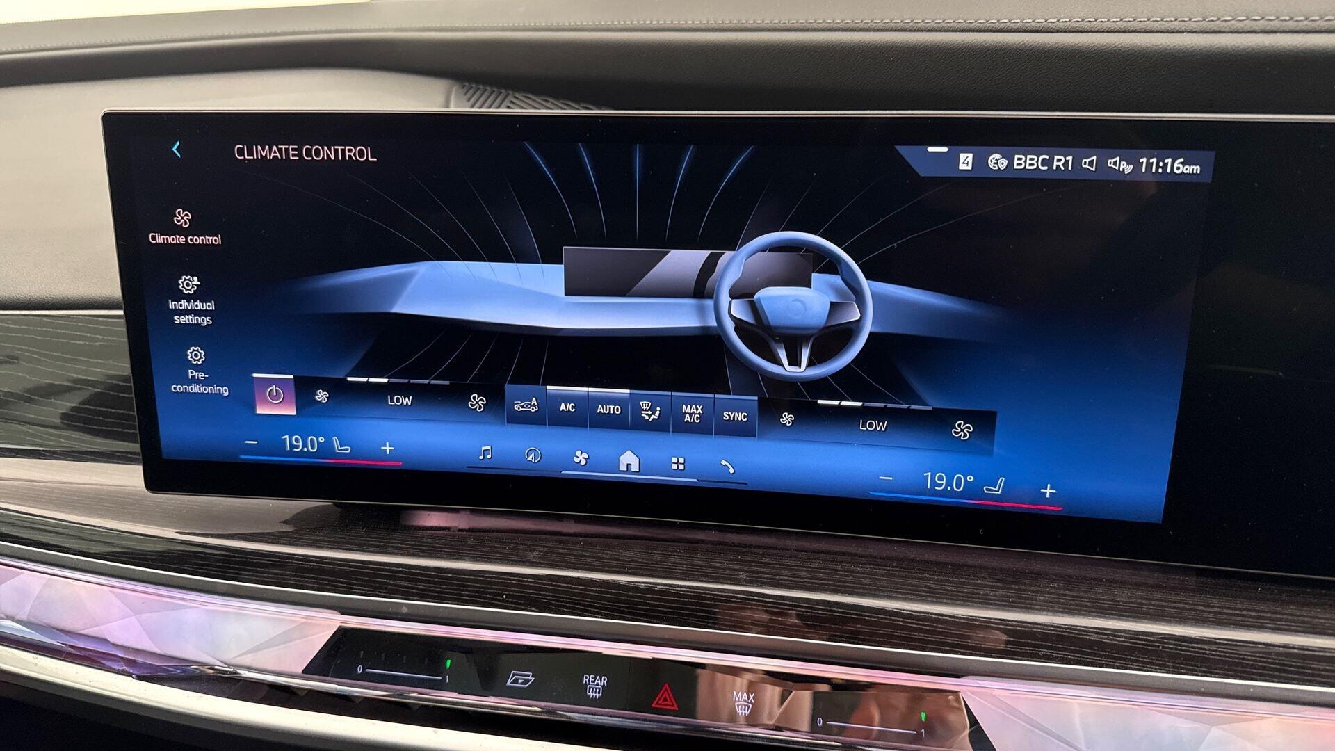 BMW I7 view 26