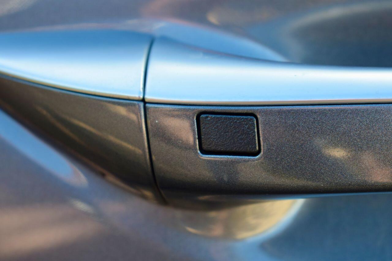 Hyundai Ioniq view 23