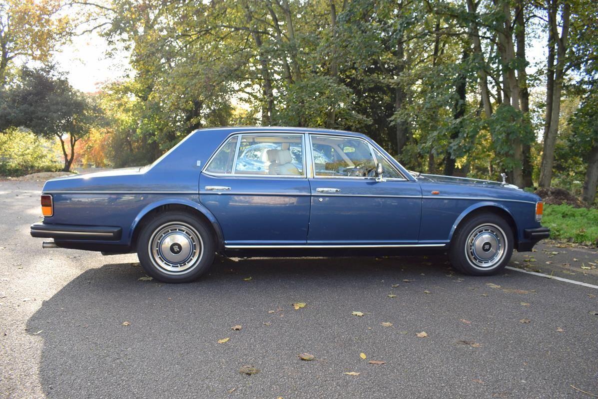 Rolls-Royce Silver Spirit view 32