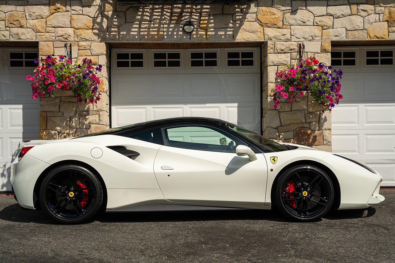 Ferrari 488 view 4