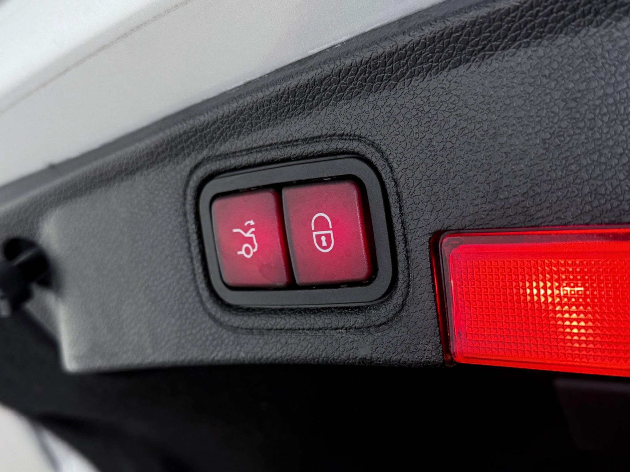 Mercedes-Benz C-Class view 11