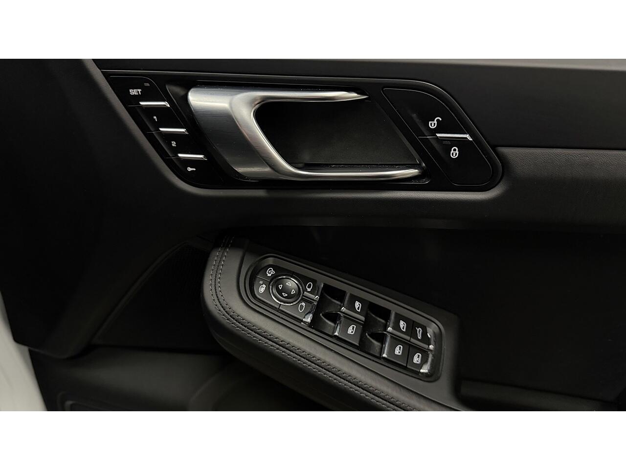 Porsche Macan view 29