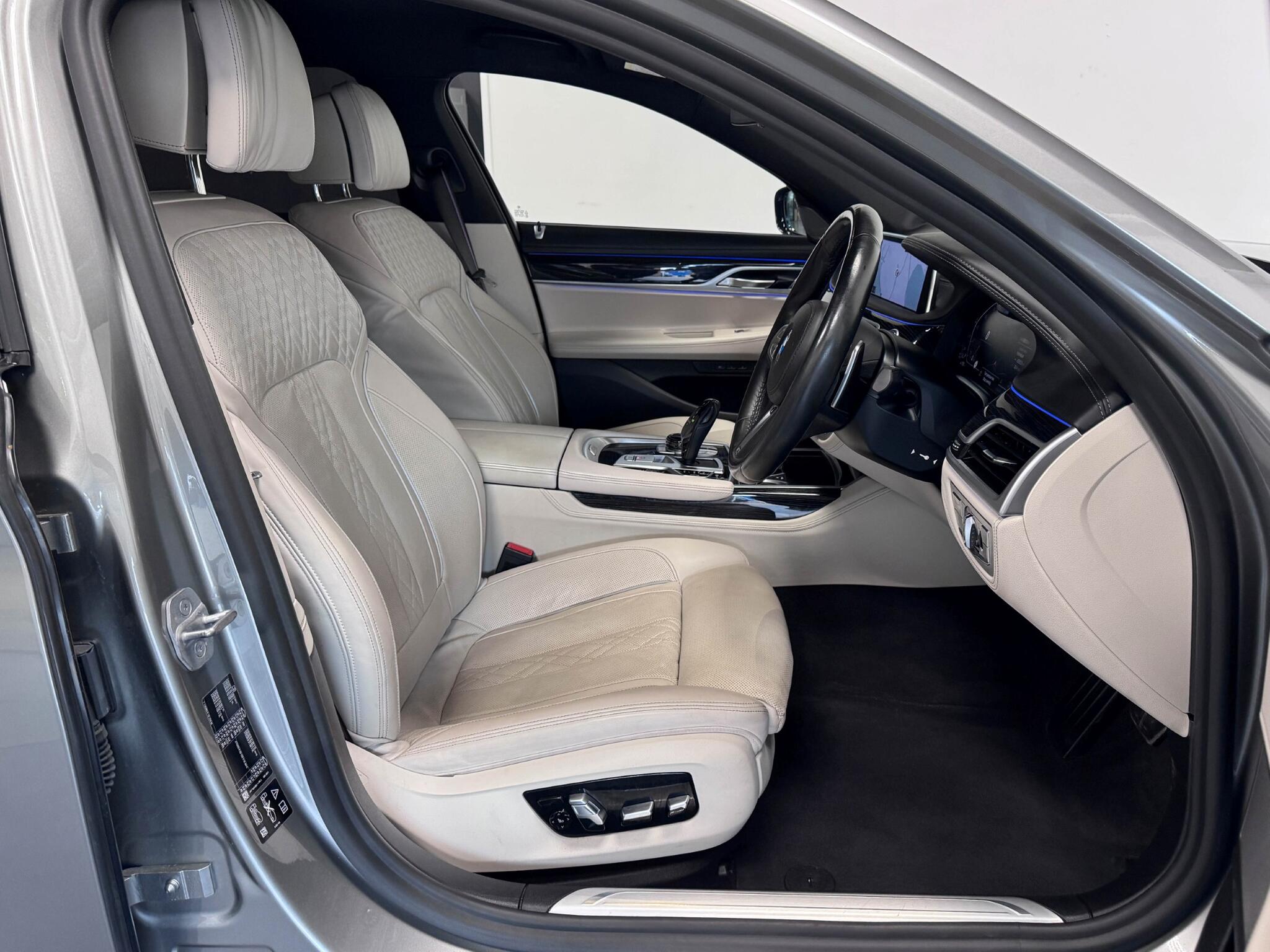 BMW 7 Series view 24