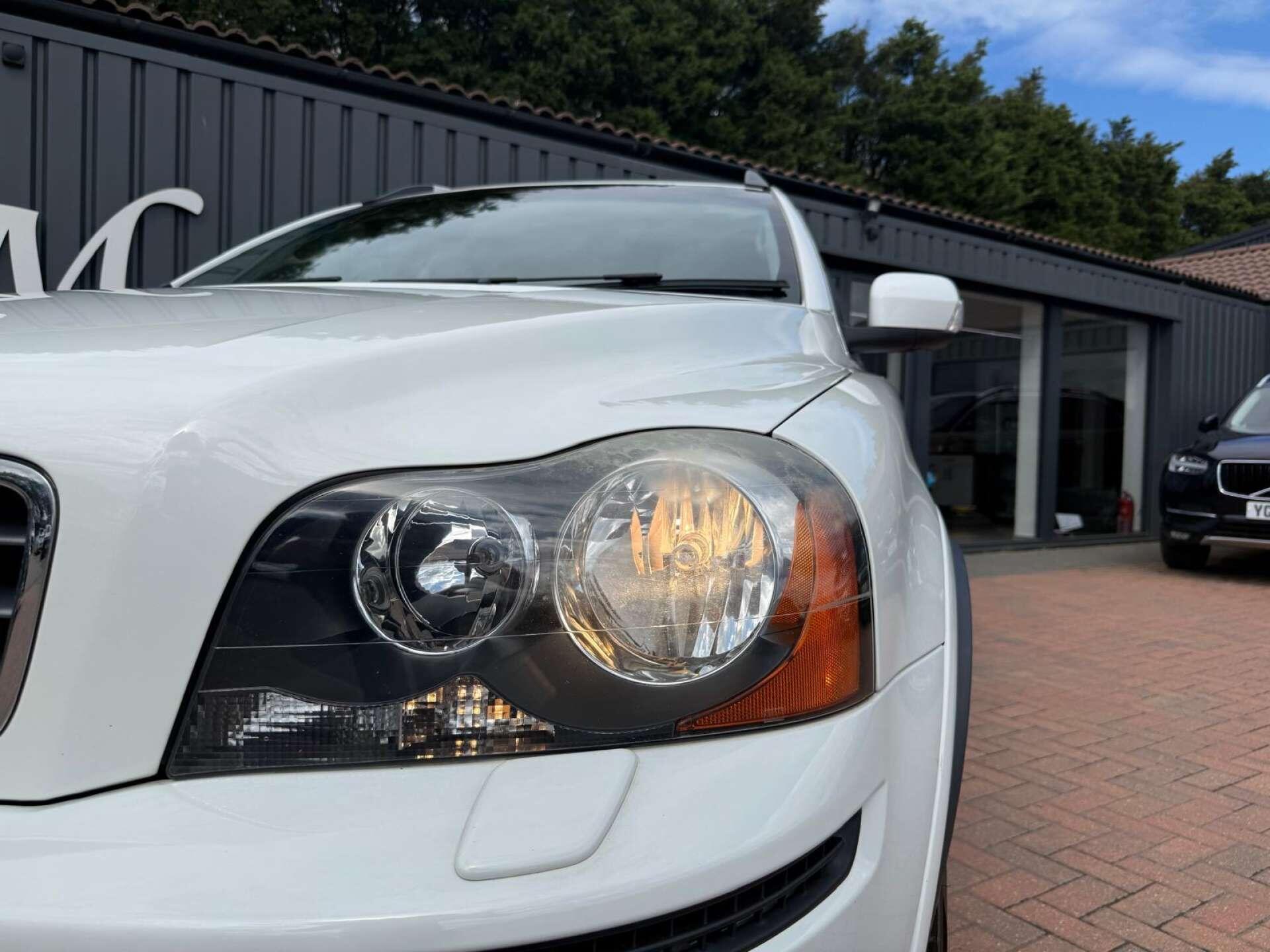 Volvo XC90 view 3