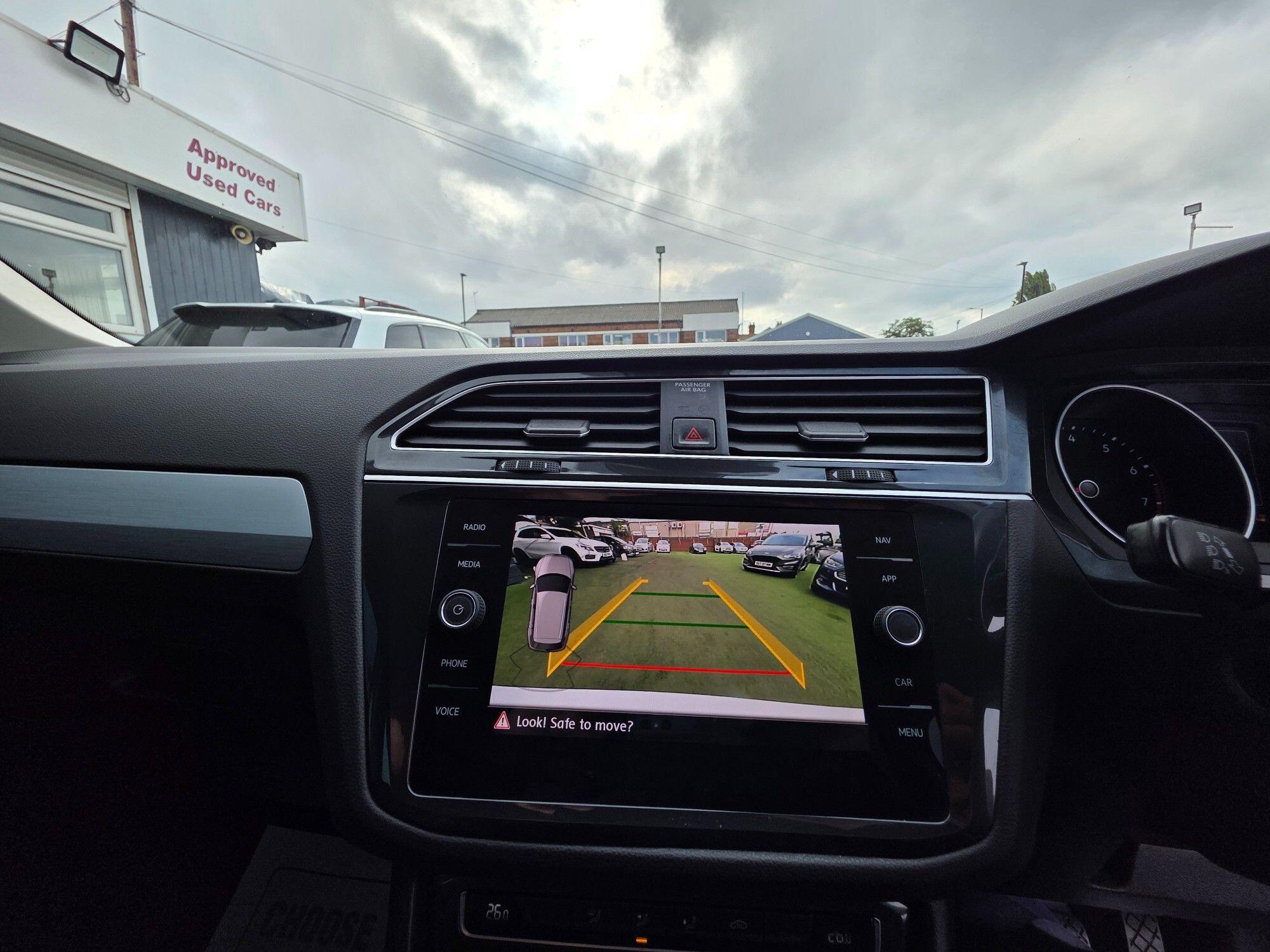 Volkswagen Tiguan view 3