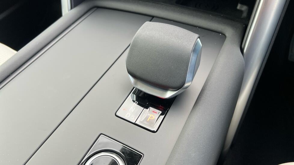 Land Rover Discovery view 13