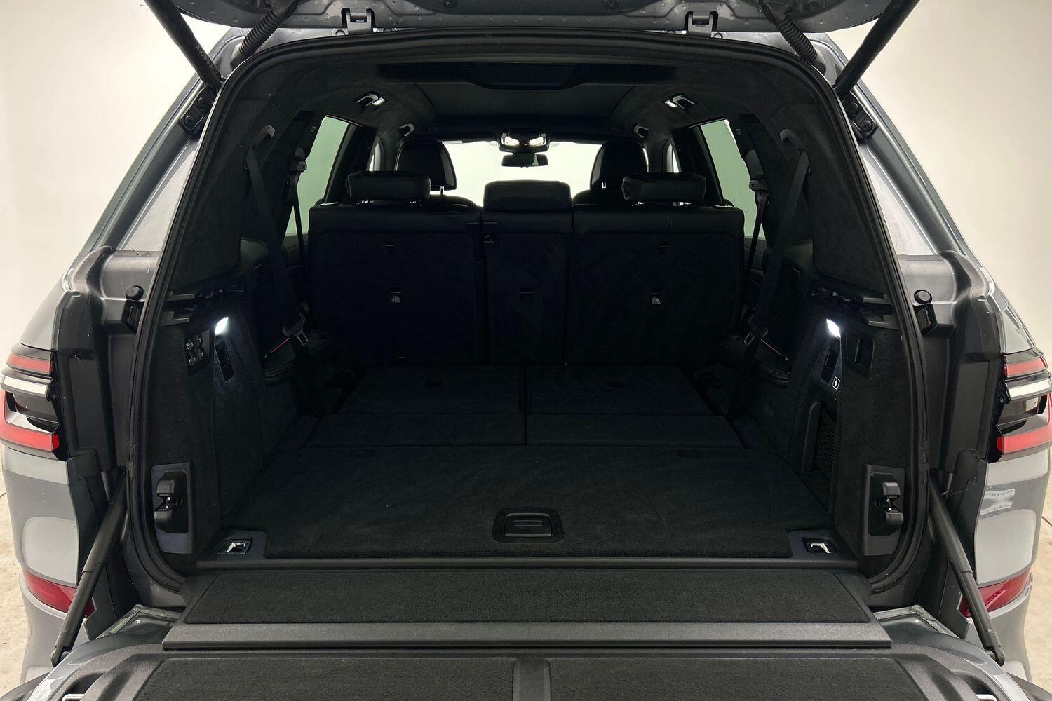 BMW X7 view 14