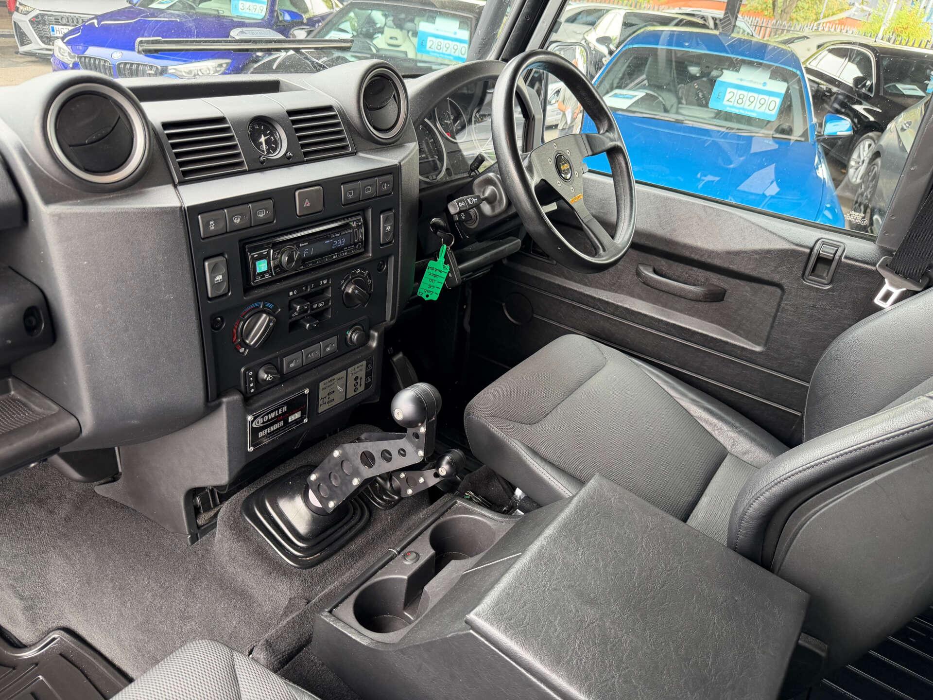 Land Rover Defender 110 view 15