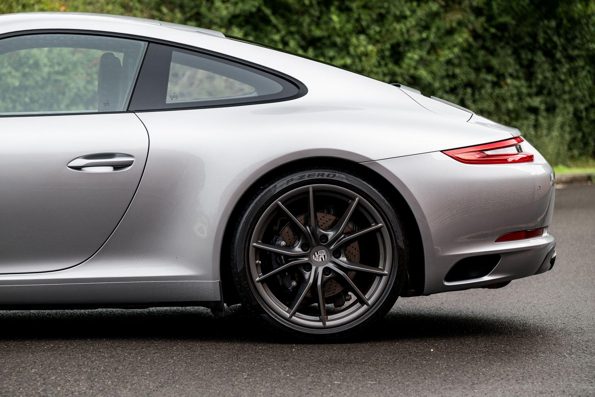 Porsche 911 view 25