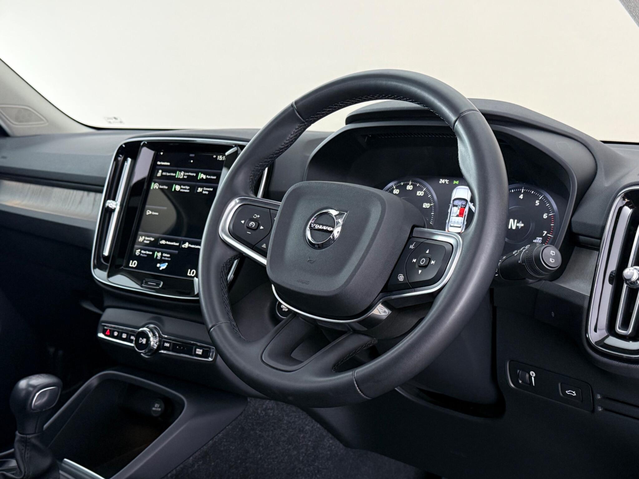 Volvo XC40 view 3