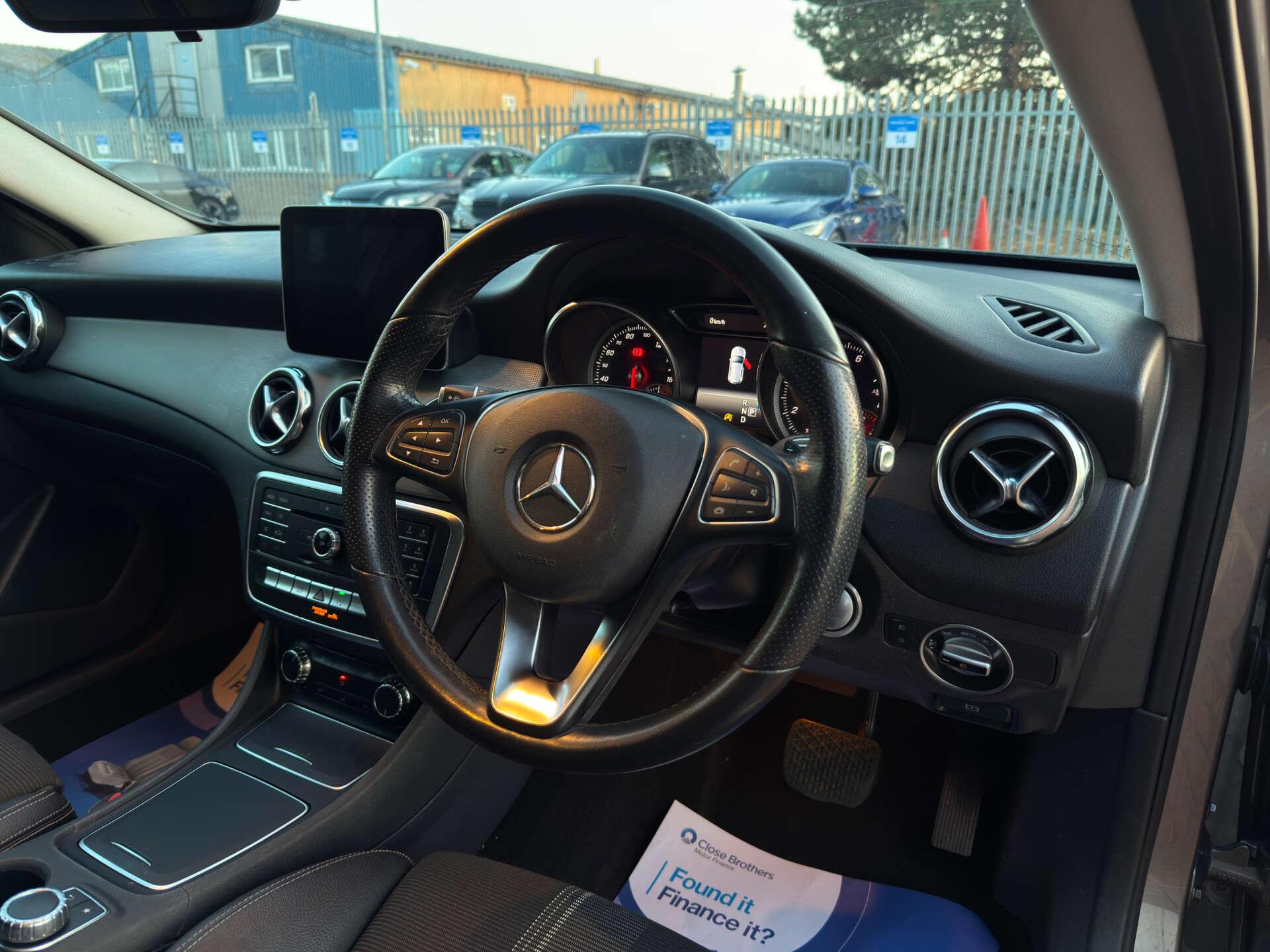 Mercedes-Benz Gla view 13