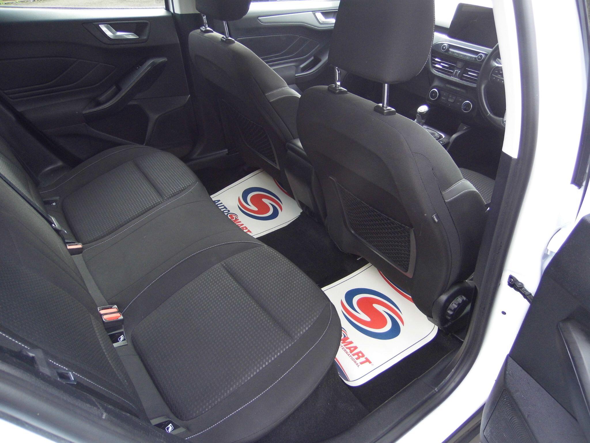 Ford Focus view 15