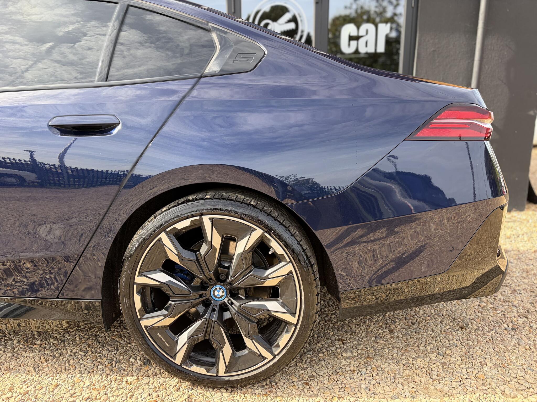 BMW 5 Series view 9