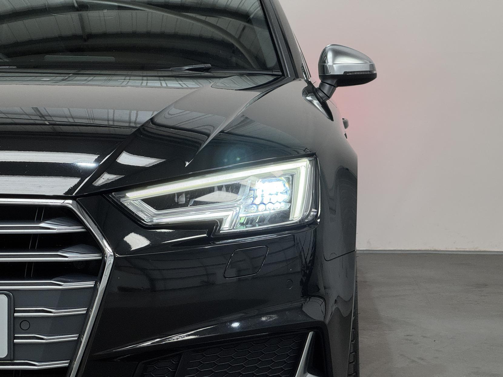 Audi S4 Avant view 6