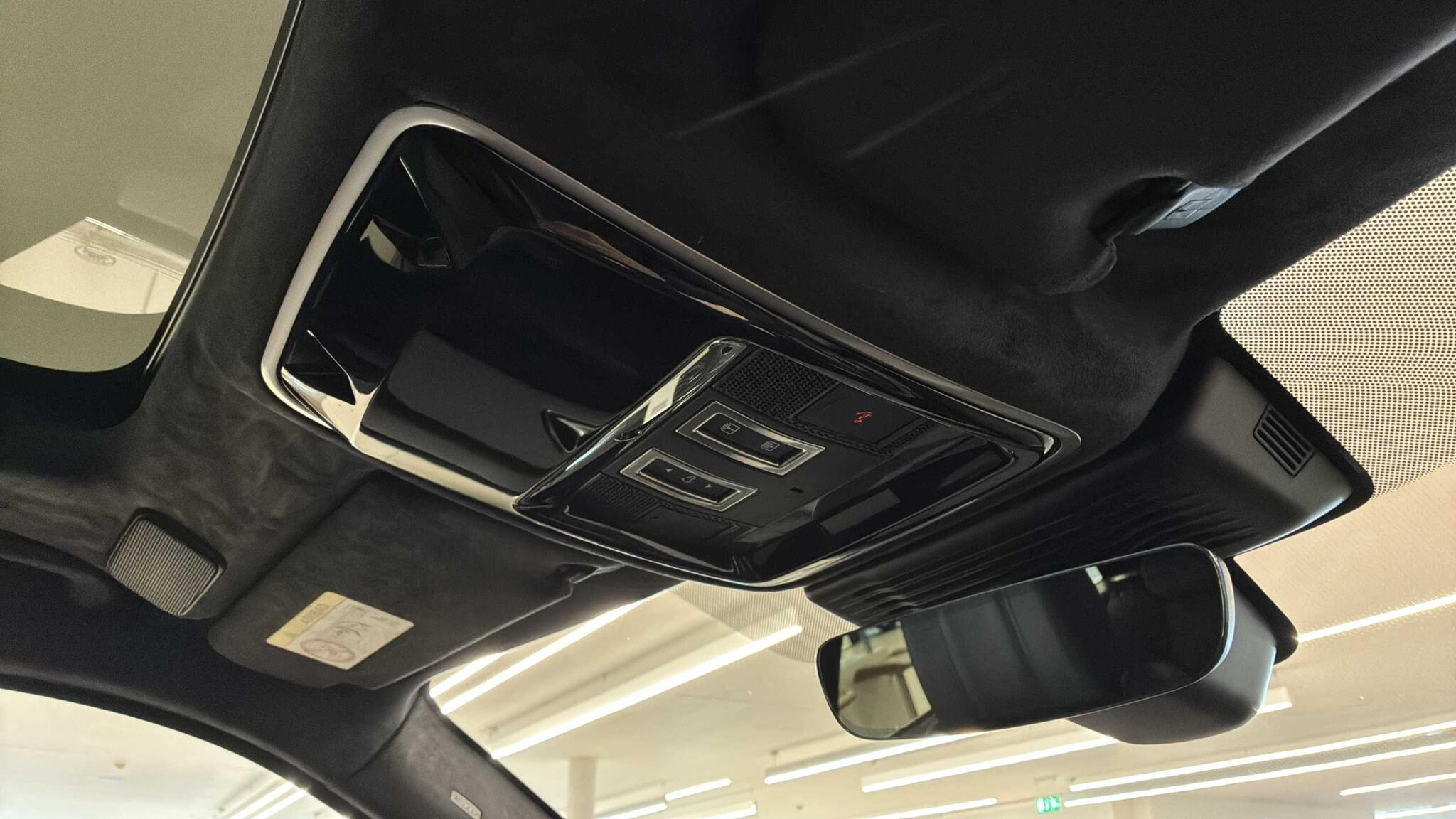 Land Rover Range Rover Velar view 35